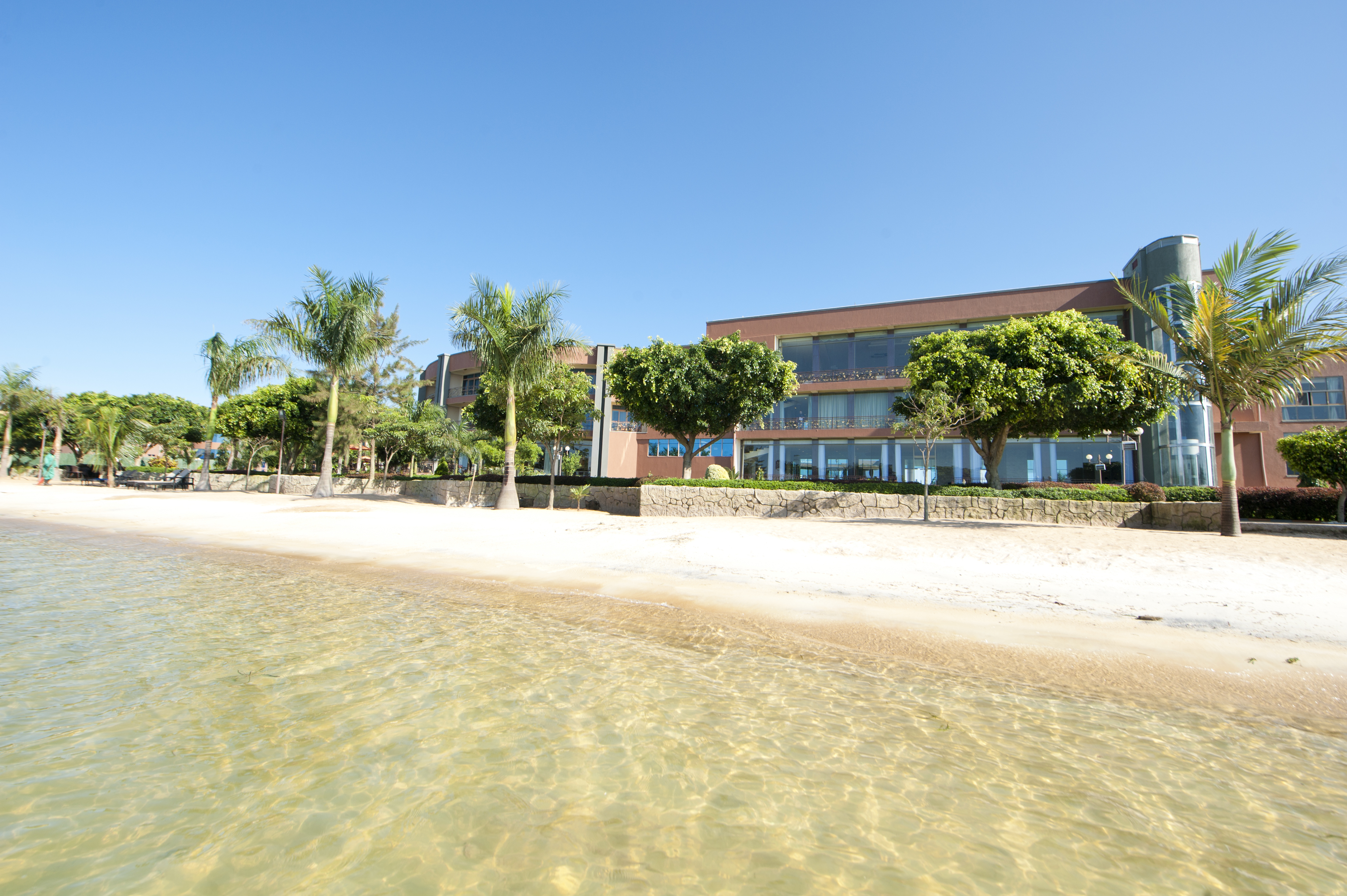 This 73-roomed hotel is ideally located on the glistening shores of Lake Victoria and a convenient 1km from the airport.