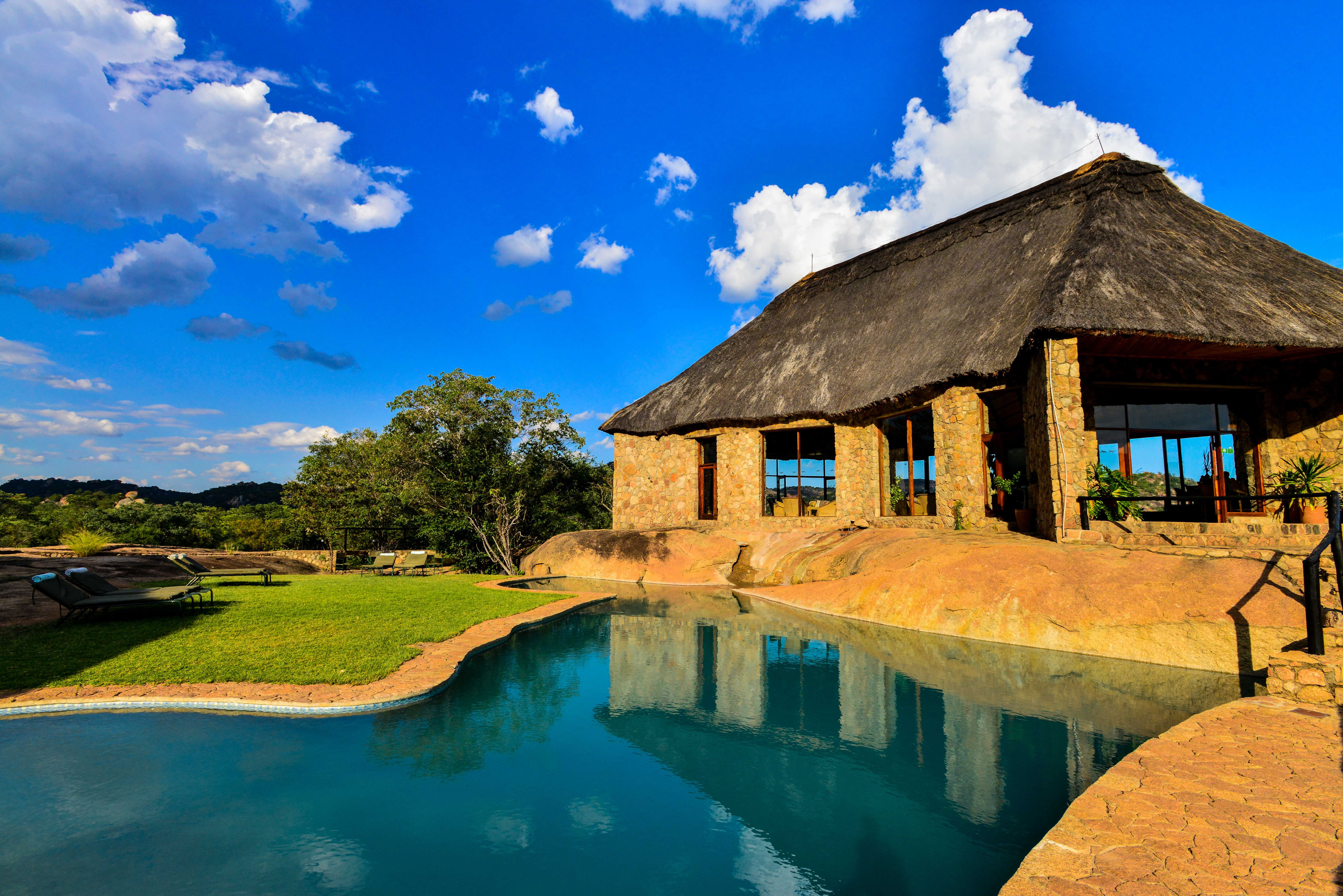 With blue sky's around you, enjoy the pool.