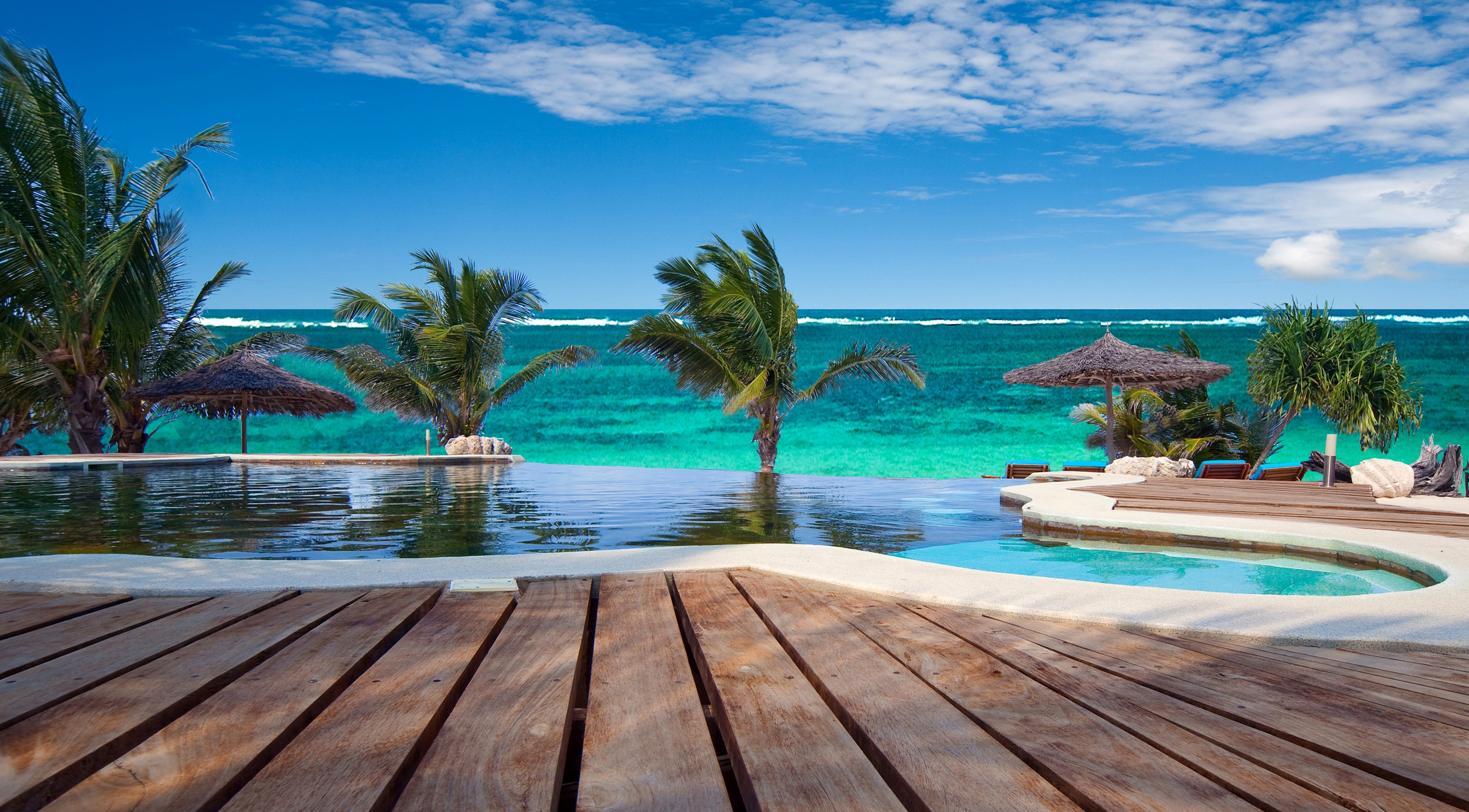 The infinity edge by the sea makes you live the spirit of the Ocean 