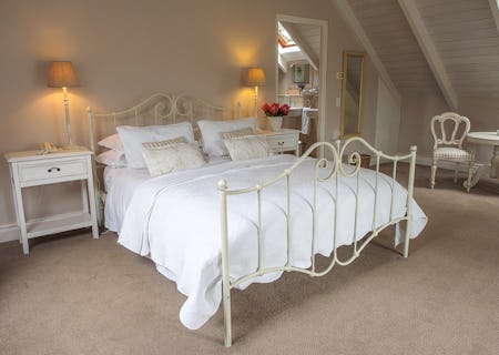 Our loft rooms offer privacy and wonderful ambience. One of them offers mountain views in bed and the other feels like a tree house. Set high up in the branches of a very old oak tree, this is the mellowest spot for a romantic get-away.