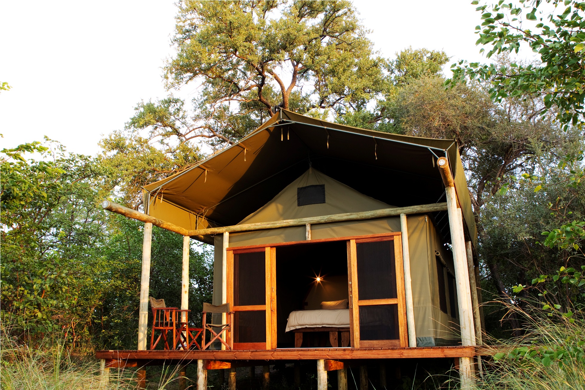 Motswiri has 5 luxurious tents accommodating 10 guests in total in large, airy tents on decking overlooking the Selinda Spillway.  Each tent has ensuite facilities and hot and cold running water