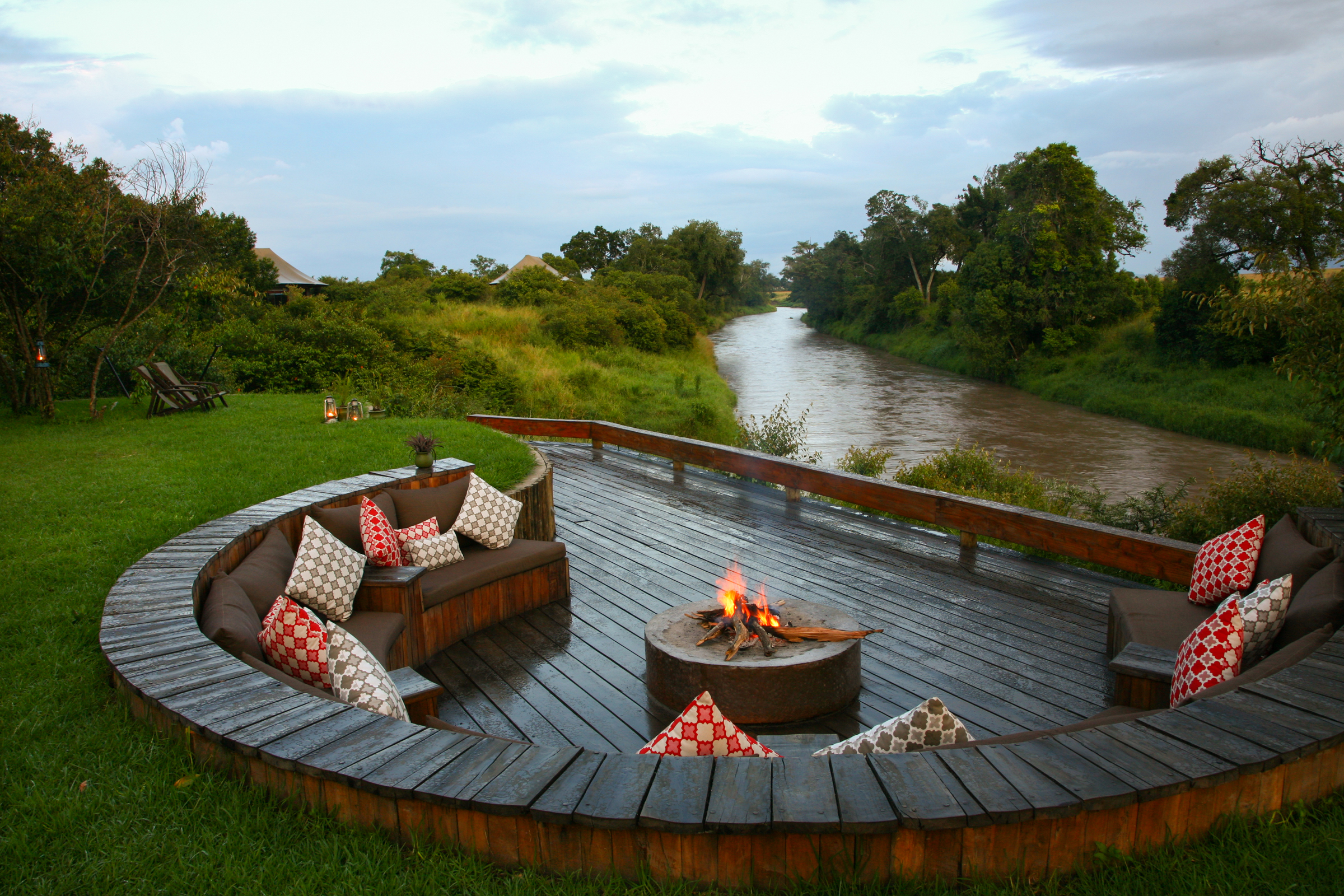 Outdoor campfire pit