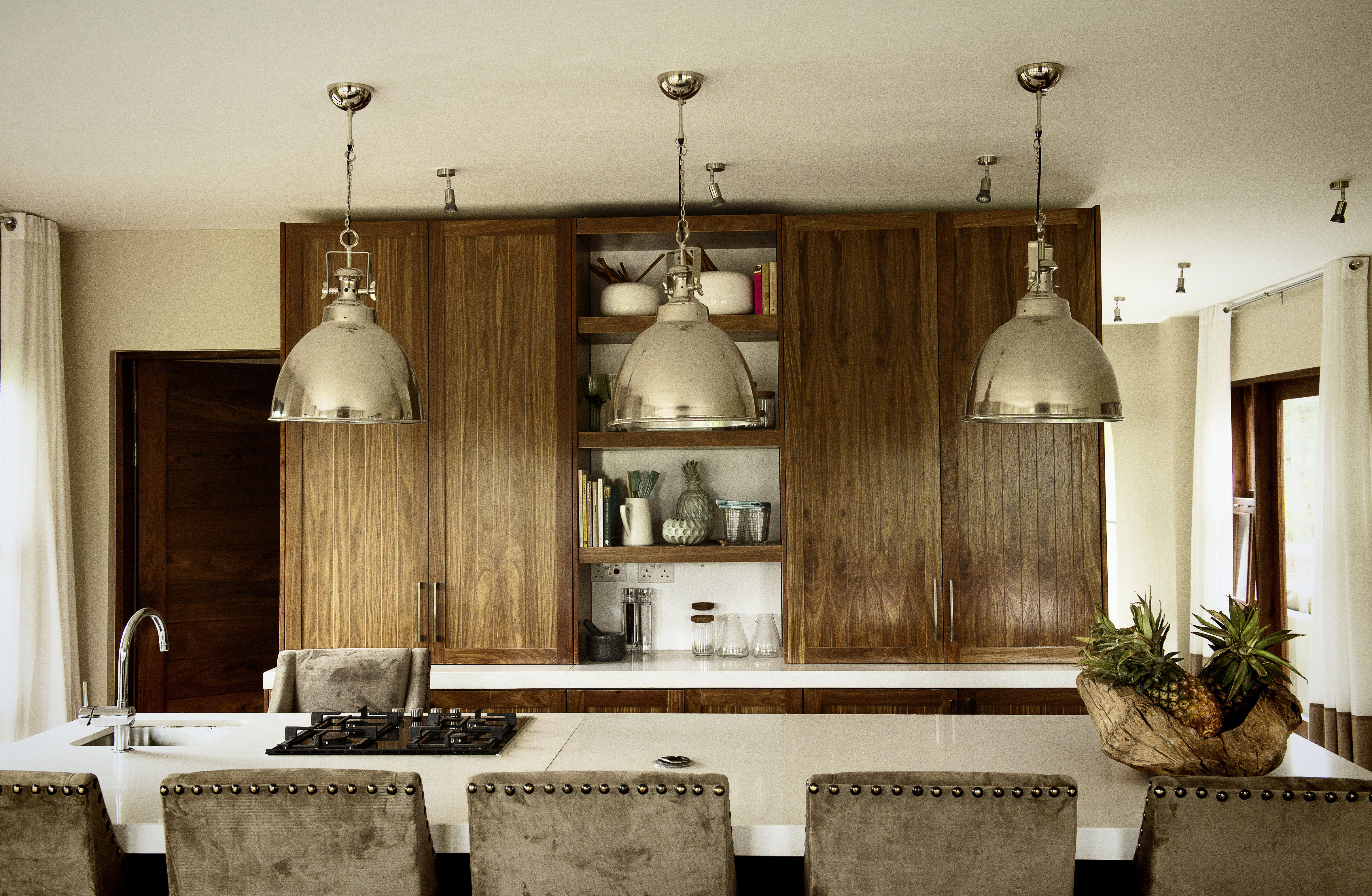 The breakfast bar is used as a buffet area for our guest where a selection of cold cut meats, cheeses, seasonal fruit, cereal, pastries and fresh juice is neatly displayed every morning by our caring staff. Eggs, sausages, bacon and grilled tomatoes can be ordered from the comfort of your table. 