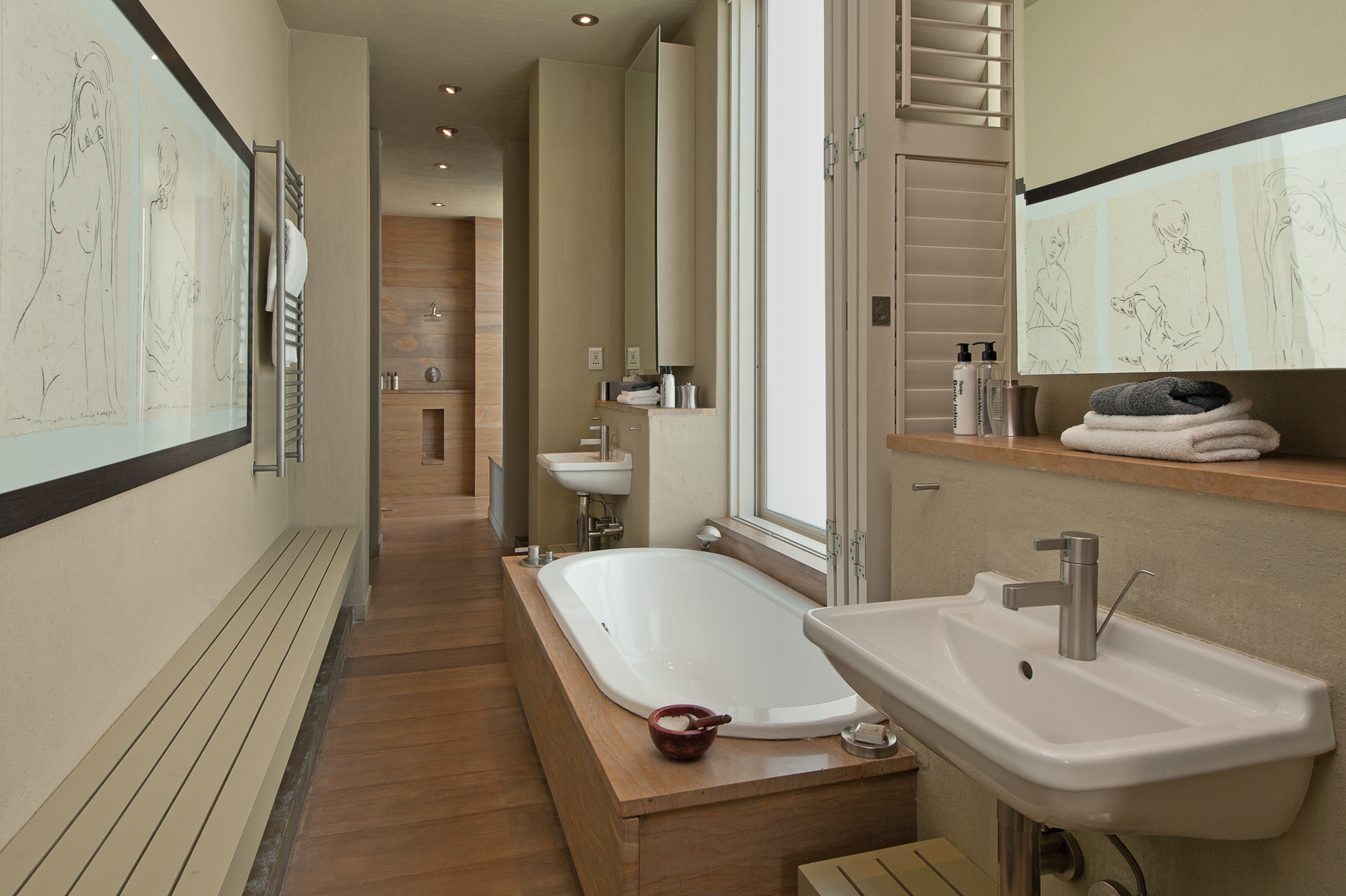 Double basin, bath & double shower of Southern right suite