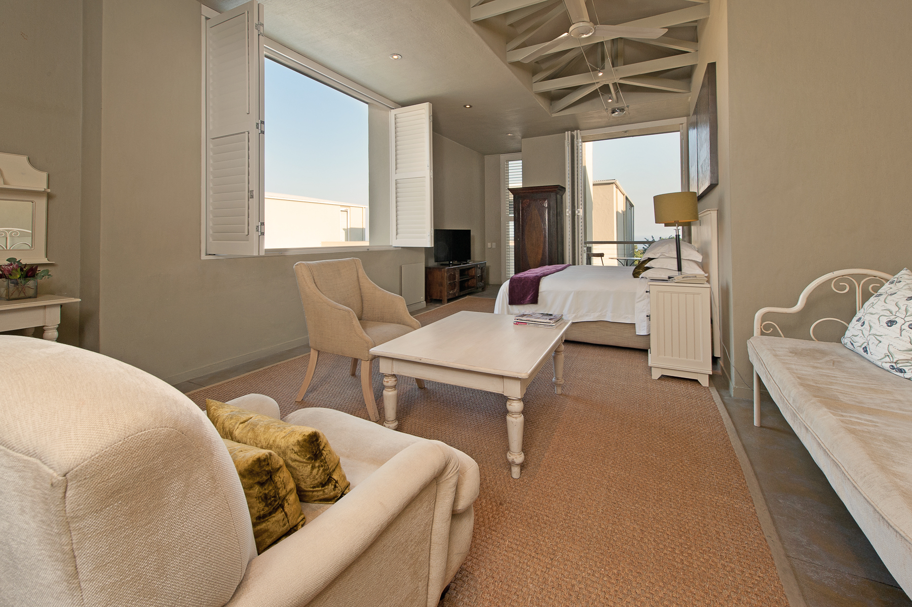 Seating area with single day bed