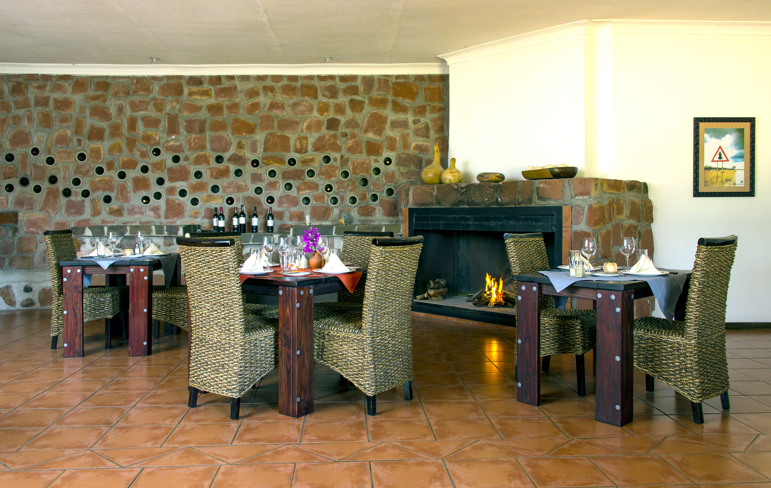 Typical Namibian farm-style dishes (set menu) are served in the restaurant (with bar, lounge, fireplace and free WLAN) of the Waterberg Wilderness Lodge.