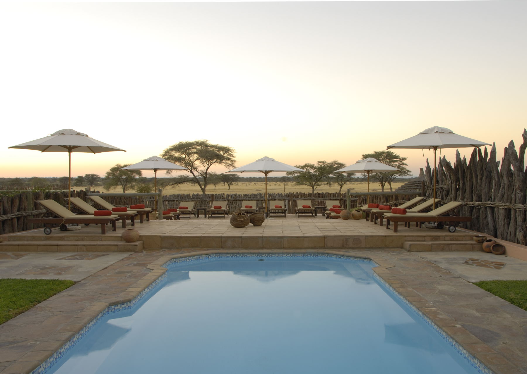 Have a refreshing dip into the swimming pool. Inside the complex a palisade separates the restaurant and swimming pool area from the guest chalets and thereby provides more privacy.