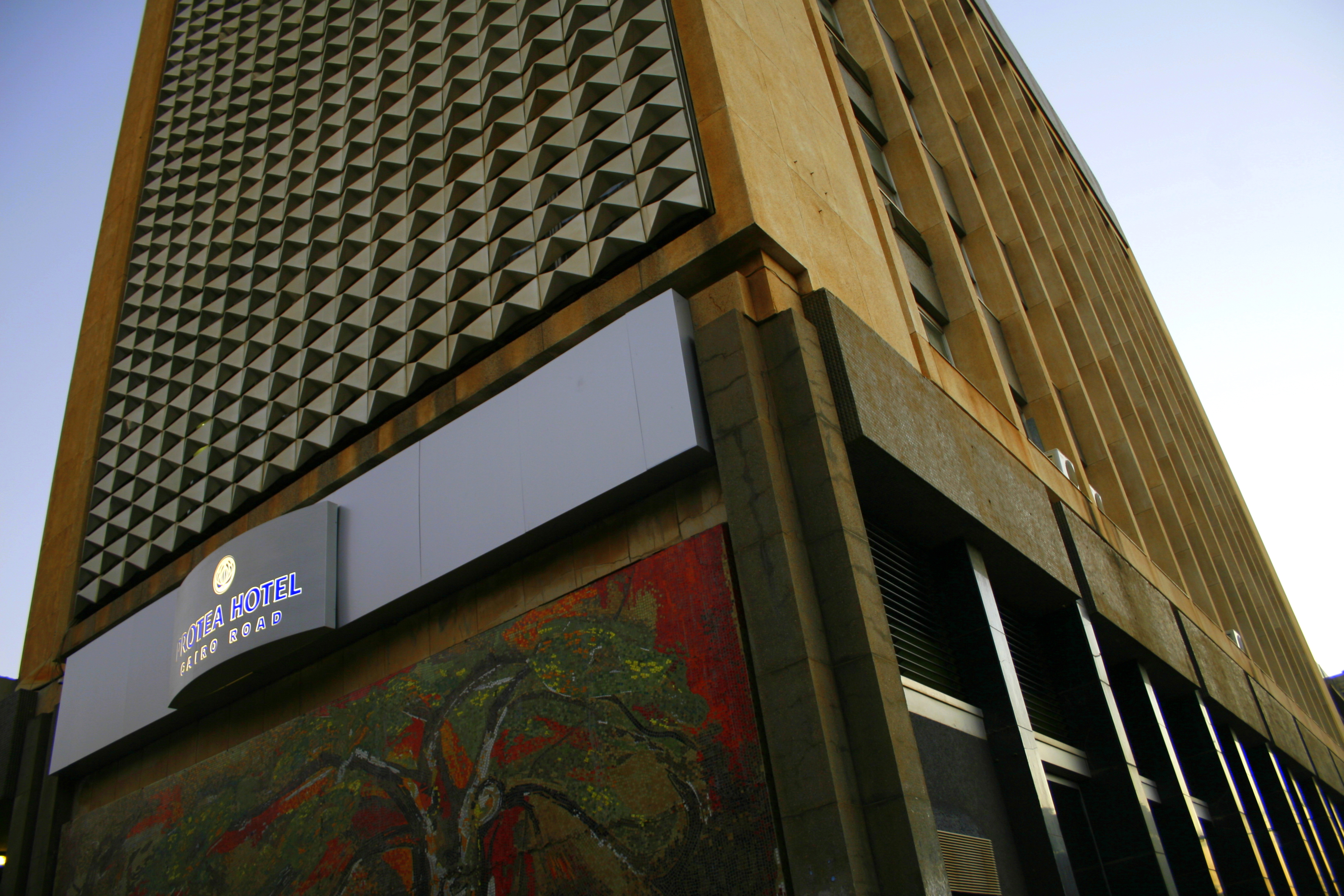 I deally located for business travel in the heart of Lusaka, this hotel is only 30 km from the airport and close to local shopping centres.