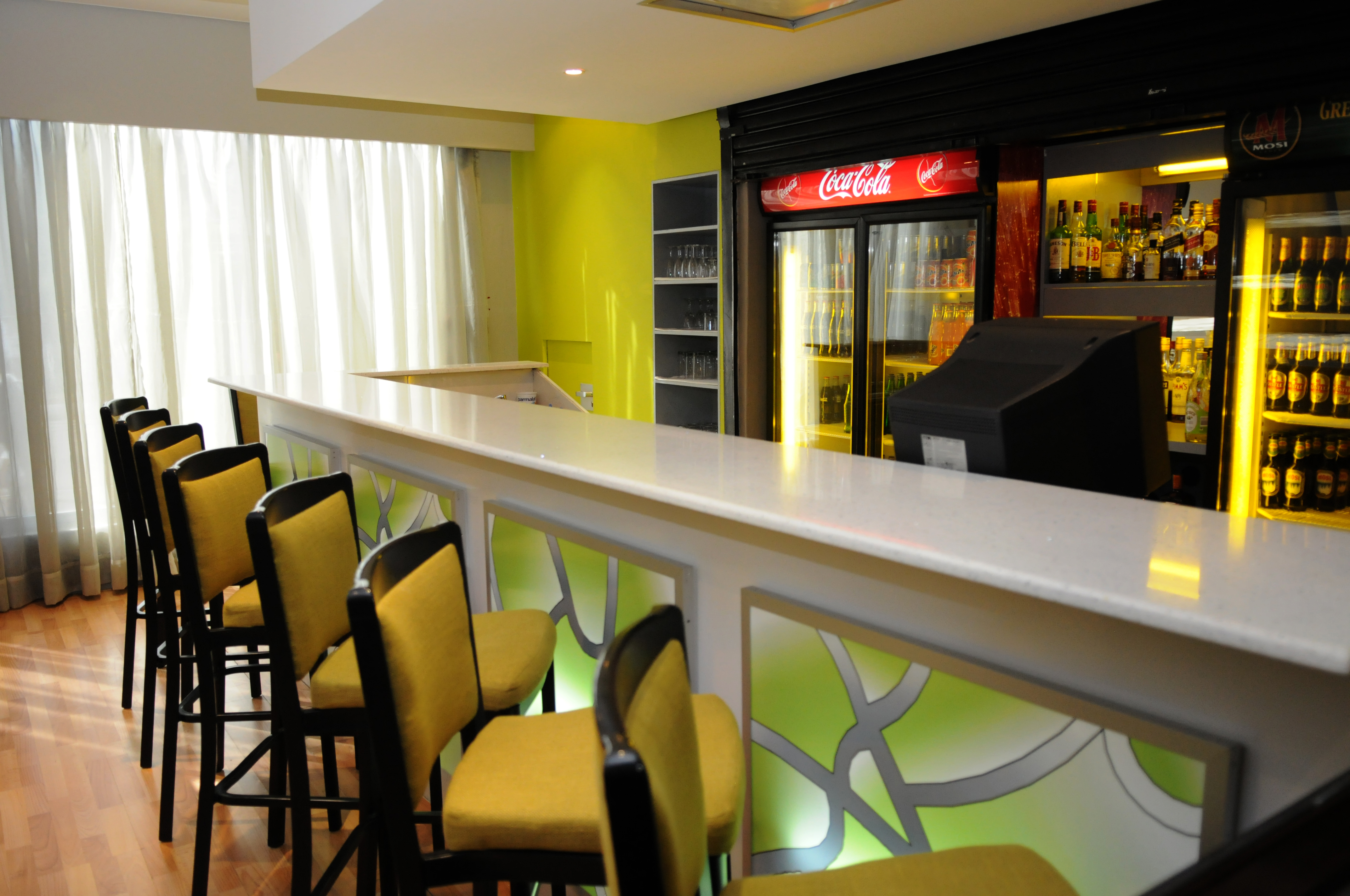 Open from 10:00 until 22:00 and offers welcome cocktails or pre-dinner drinks in a sociable and relaxed environment.