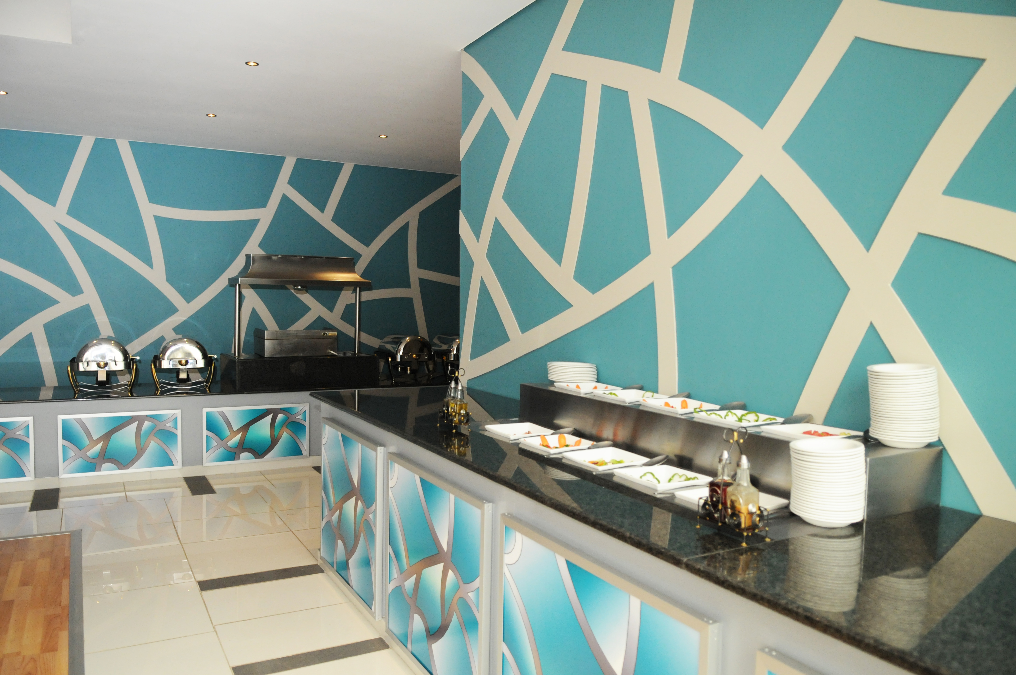 The hotel’s restaurant serves breakfast, lunch and dinner and our bar is open until 22:00 daily. 