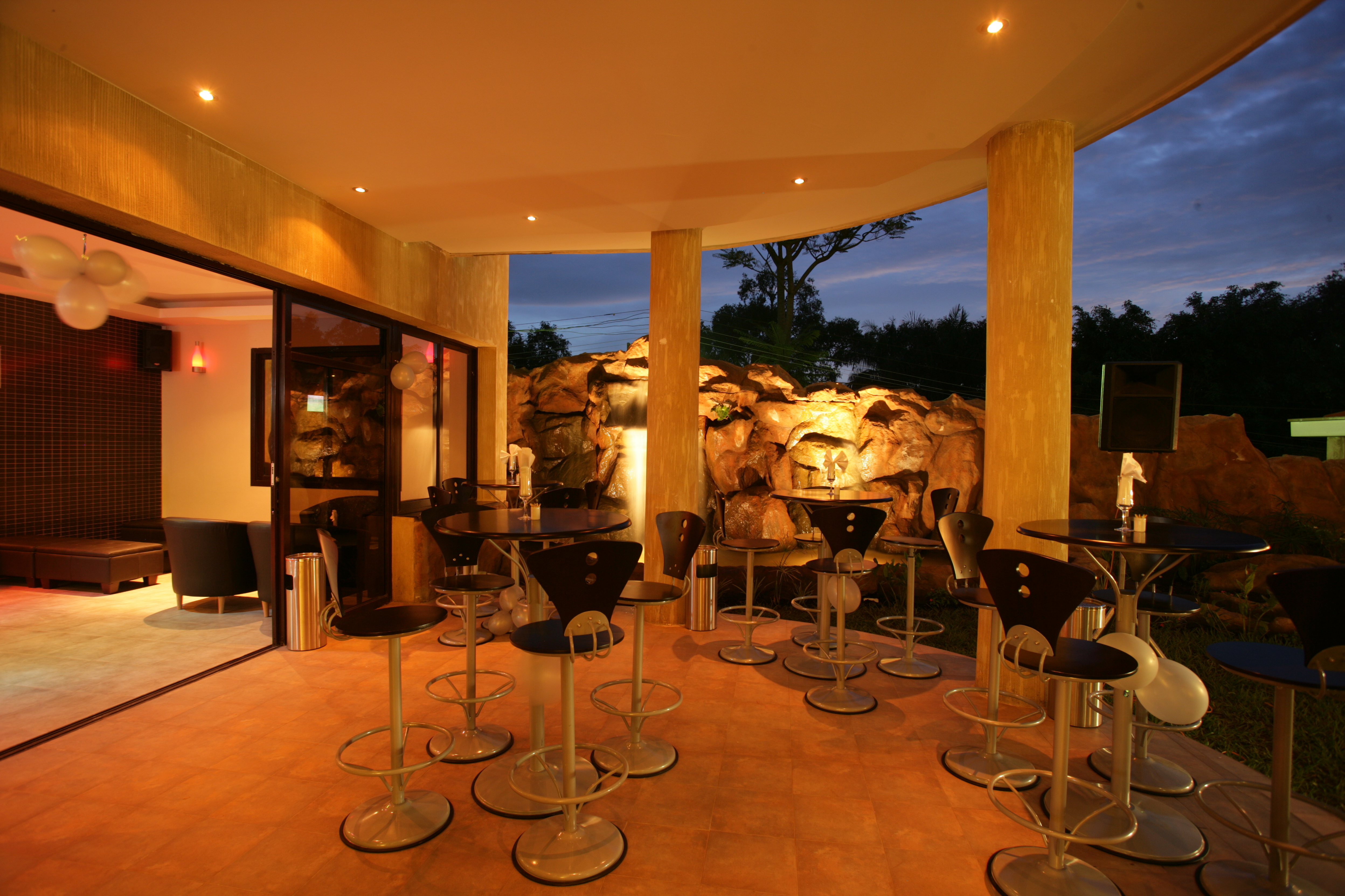 ​We have a Ladies Bar for guests, for sundowners, pre-dinner cocktails or get-togethers with colleagues after business meetings or conferences. 