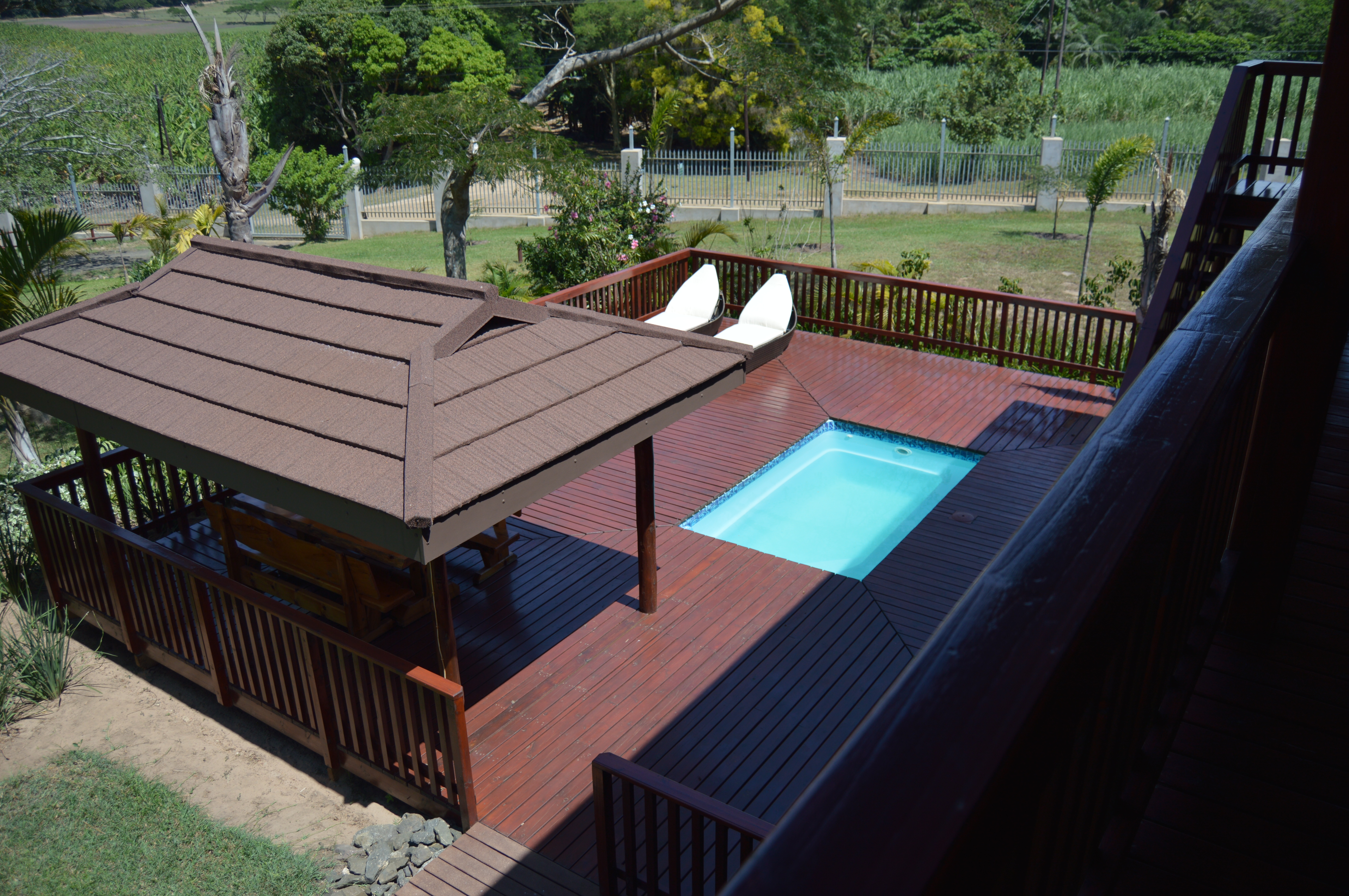 Private splash pool and lapa