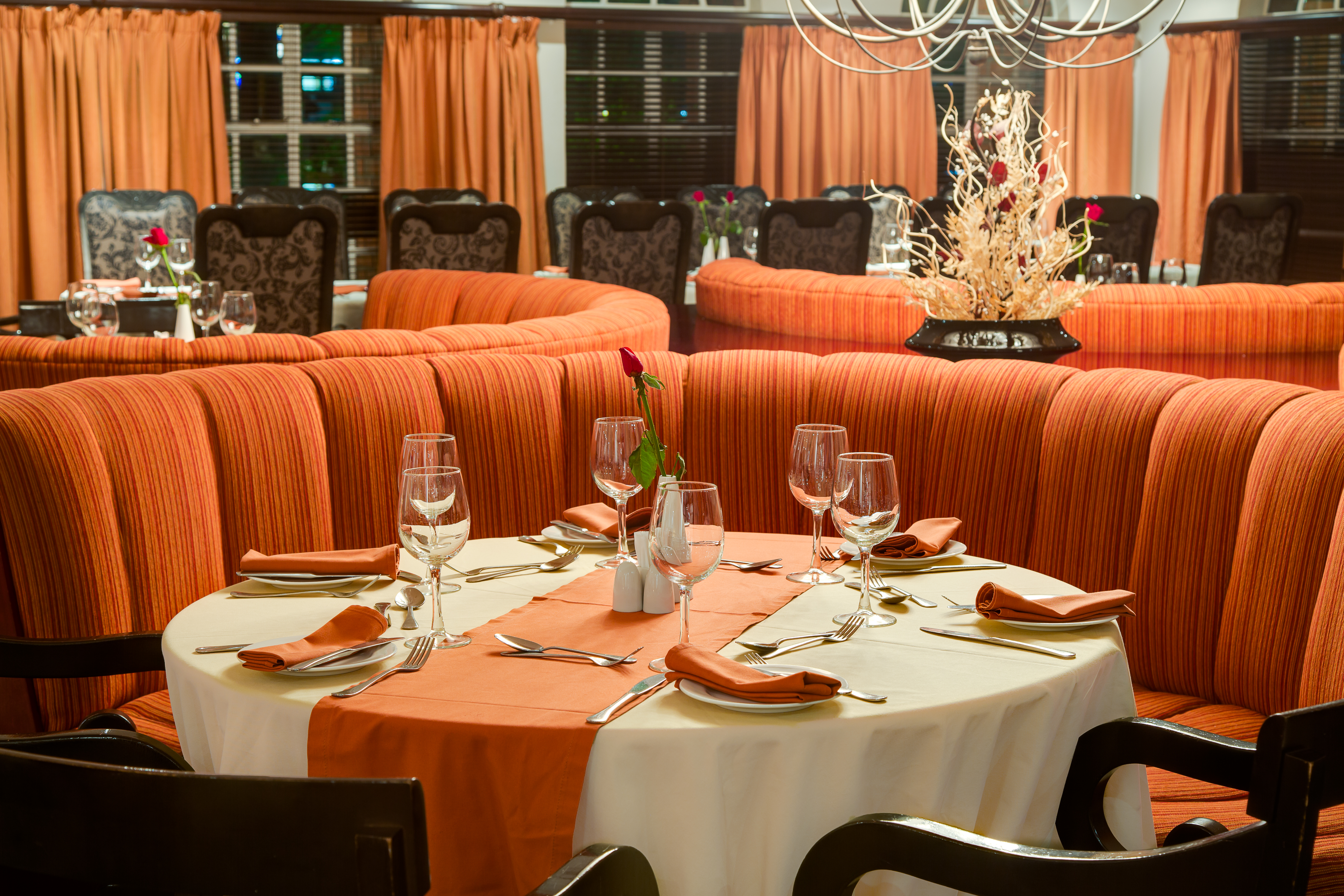 The Protea Hotel Ryalls offers sundowners at the cocktail bar, while dining in the "21" Grill or join us in the Ryalls Restaurant and Coffee Shop where both offer an excellent experience in local taste, colour and cuisine. 