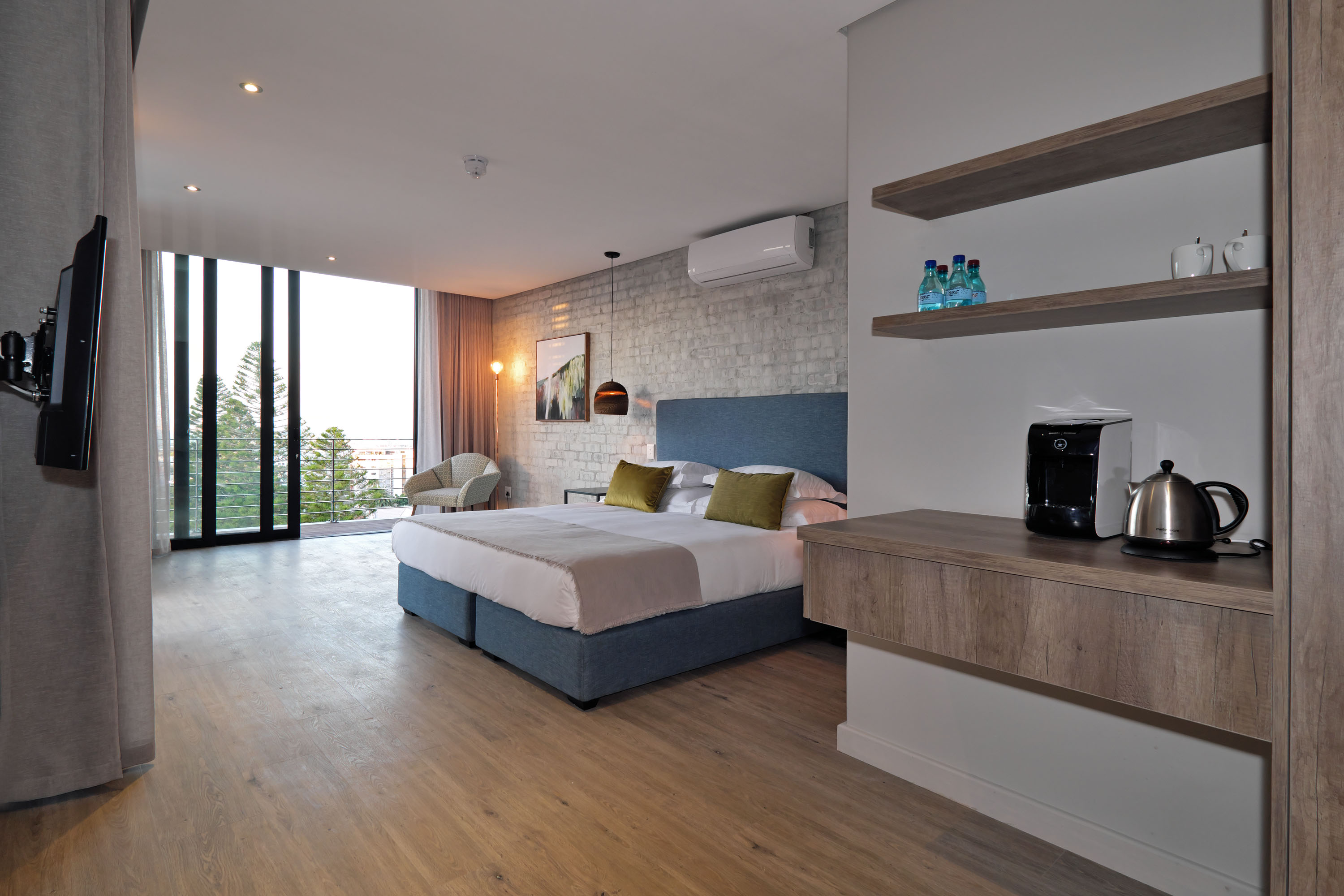 The Lookout Suite proudly presents the city, with sweeping views from either one of its two balconies, to the iconic Cape Town Stadium and on to Robben Island. 