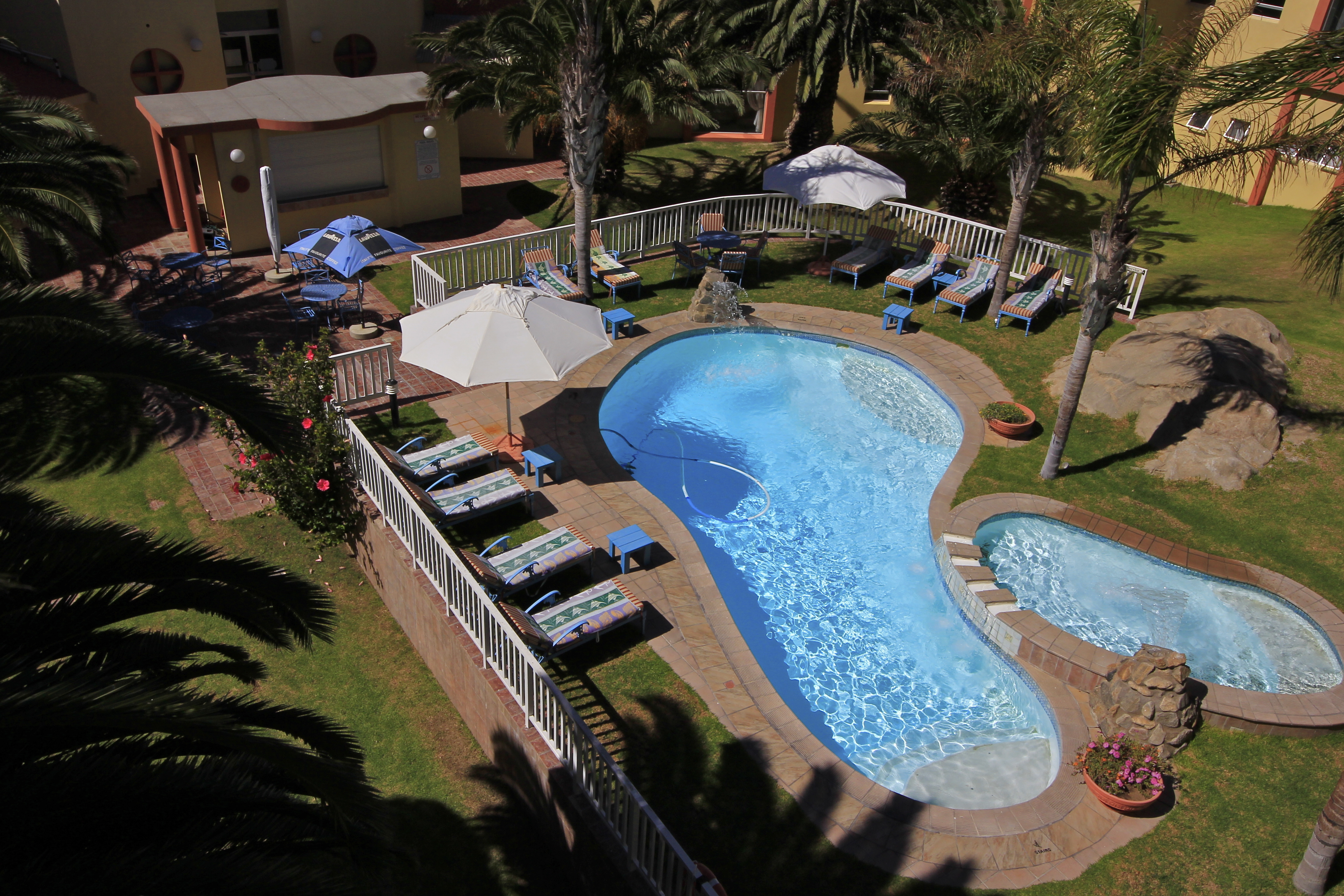 SPARKLING POOLS - SECLUDED VERDANT GARDENS