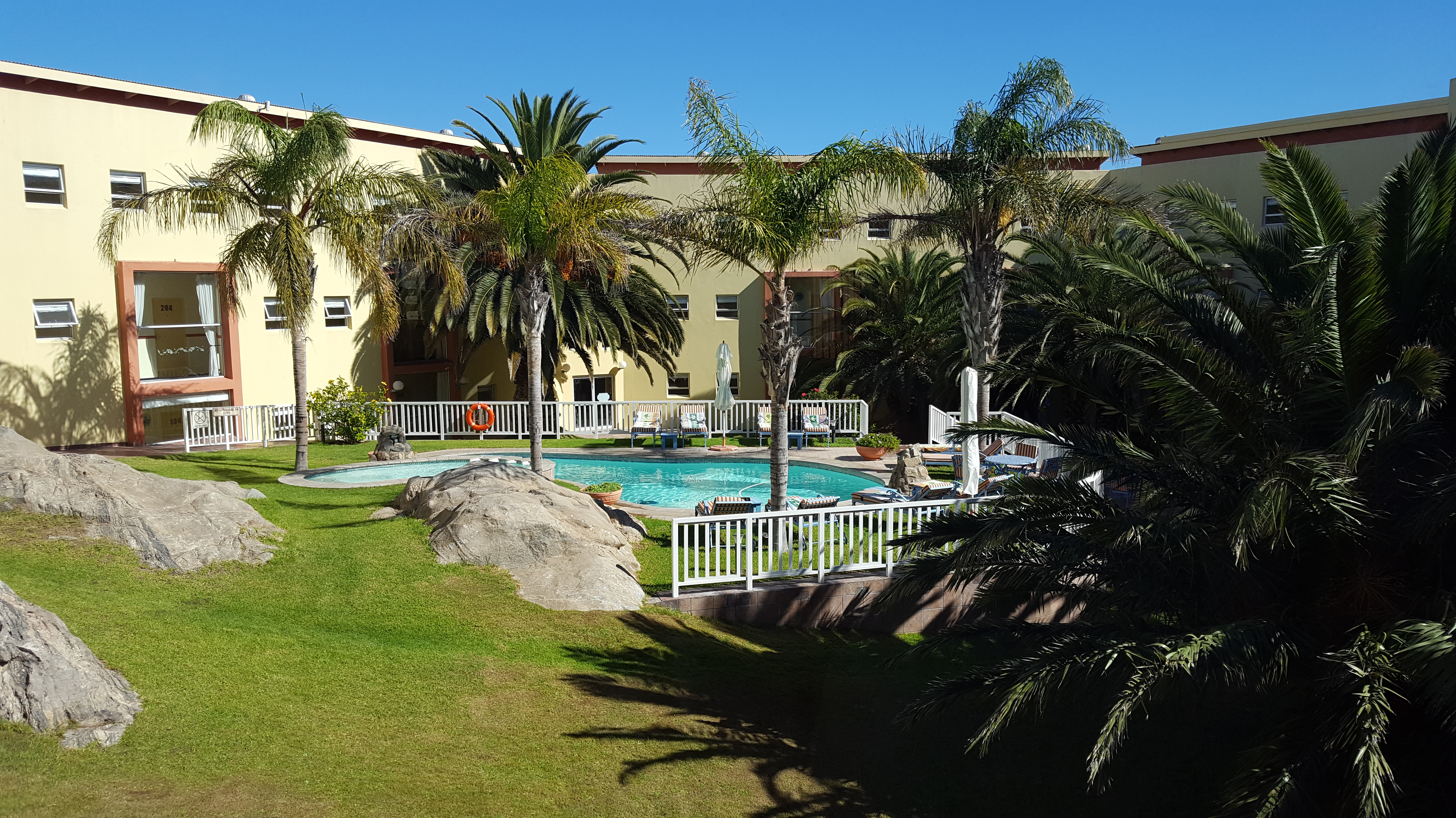 VERDANT GARDENS & SPARKLING POOLS