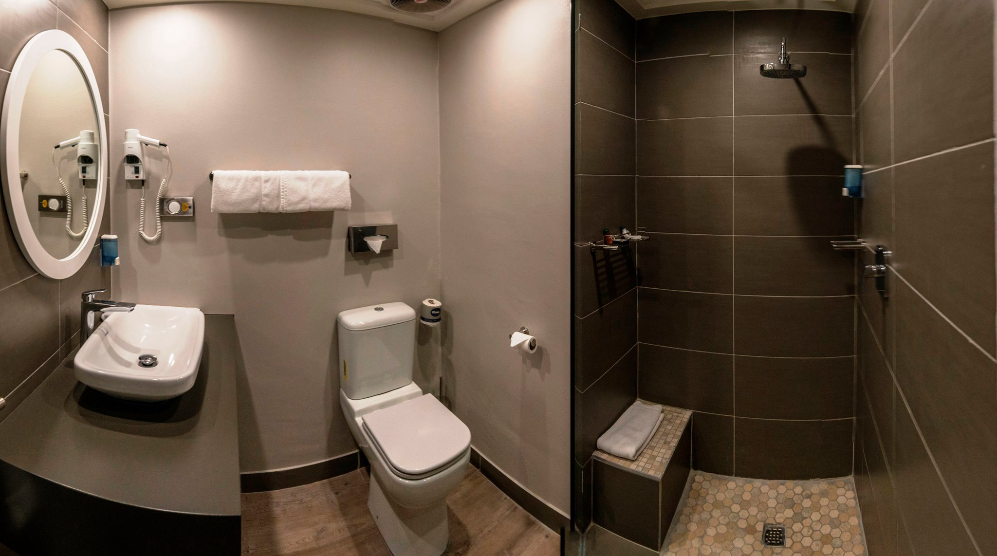 DELUXE ROOMS EN-SUITE