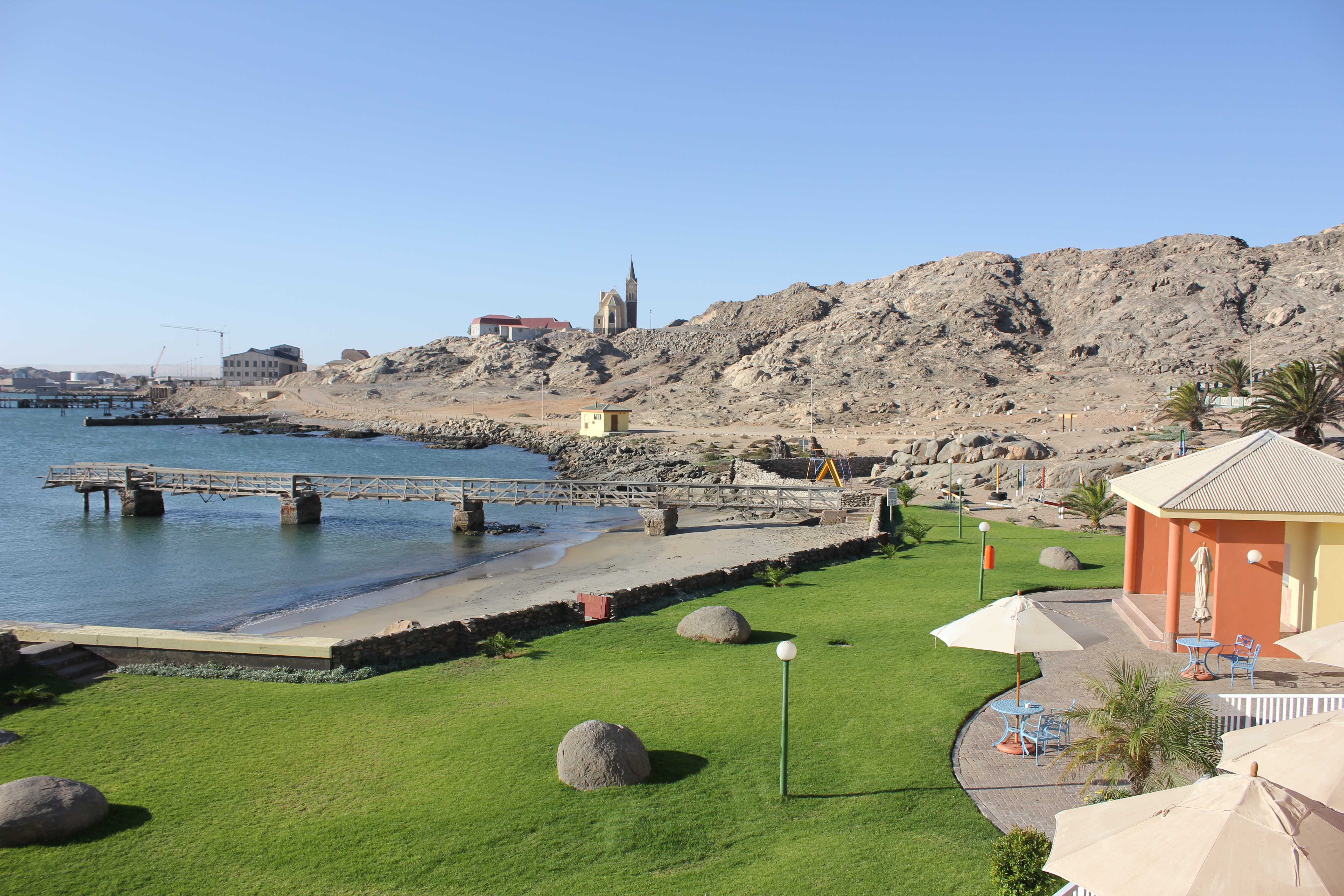 FRONT LAWN, TIDAL BEACH, JETTY & FELSENKIRCHE