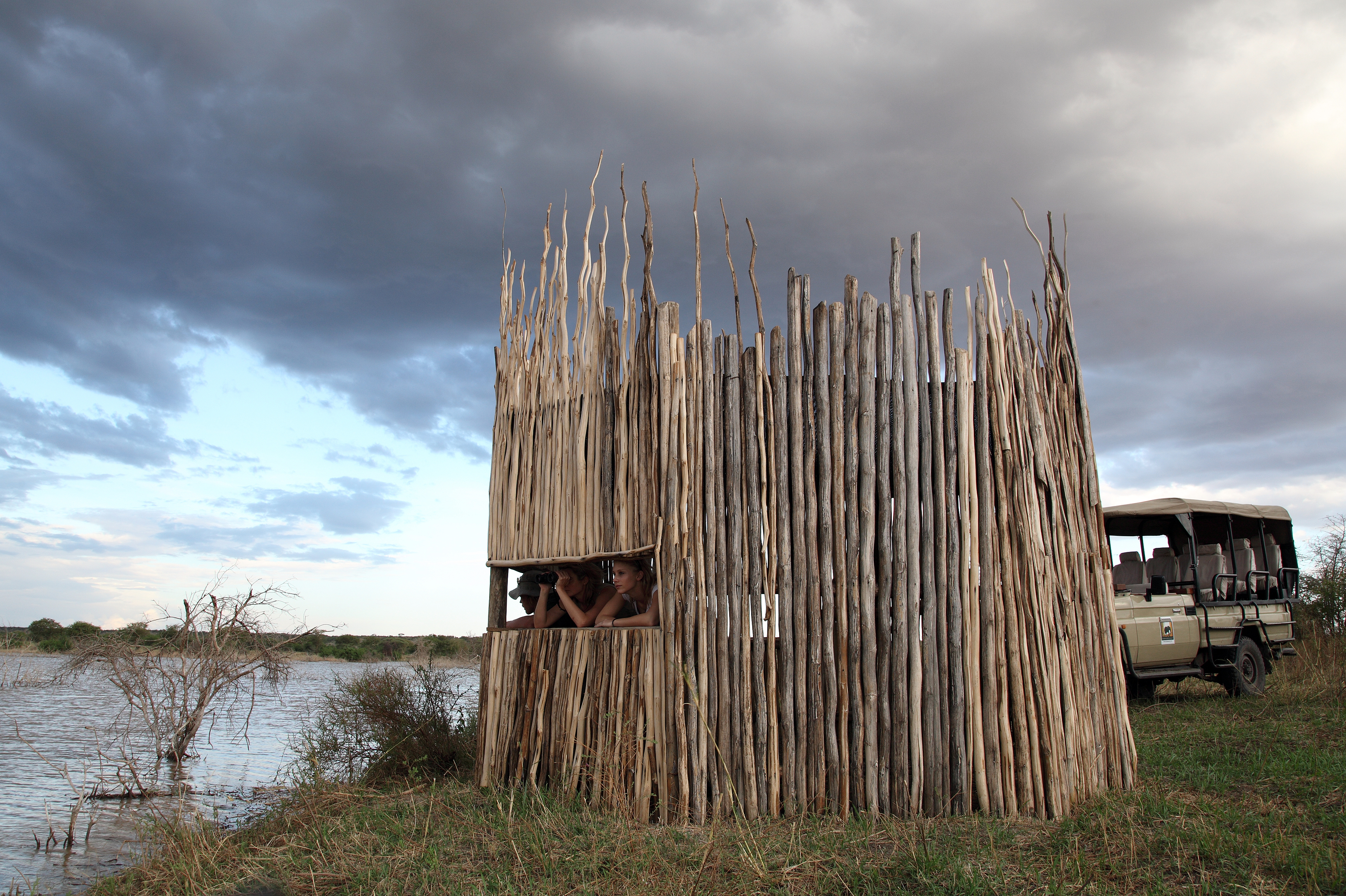 Game viewing from hides and blinds