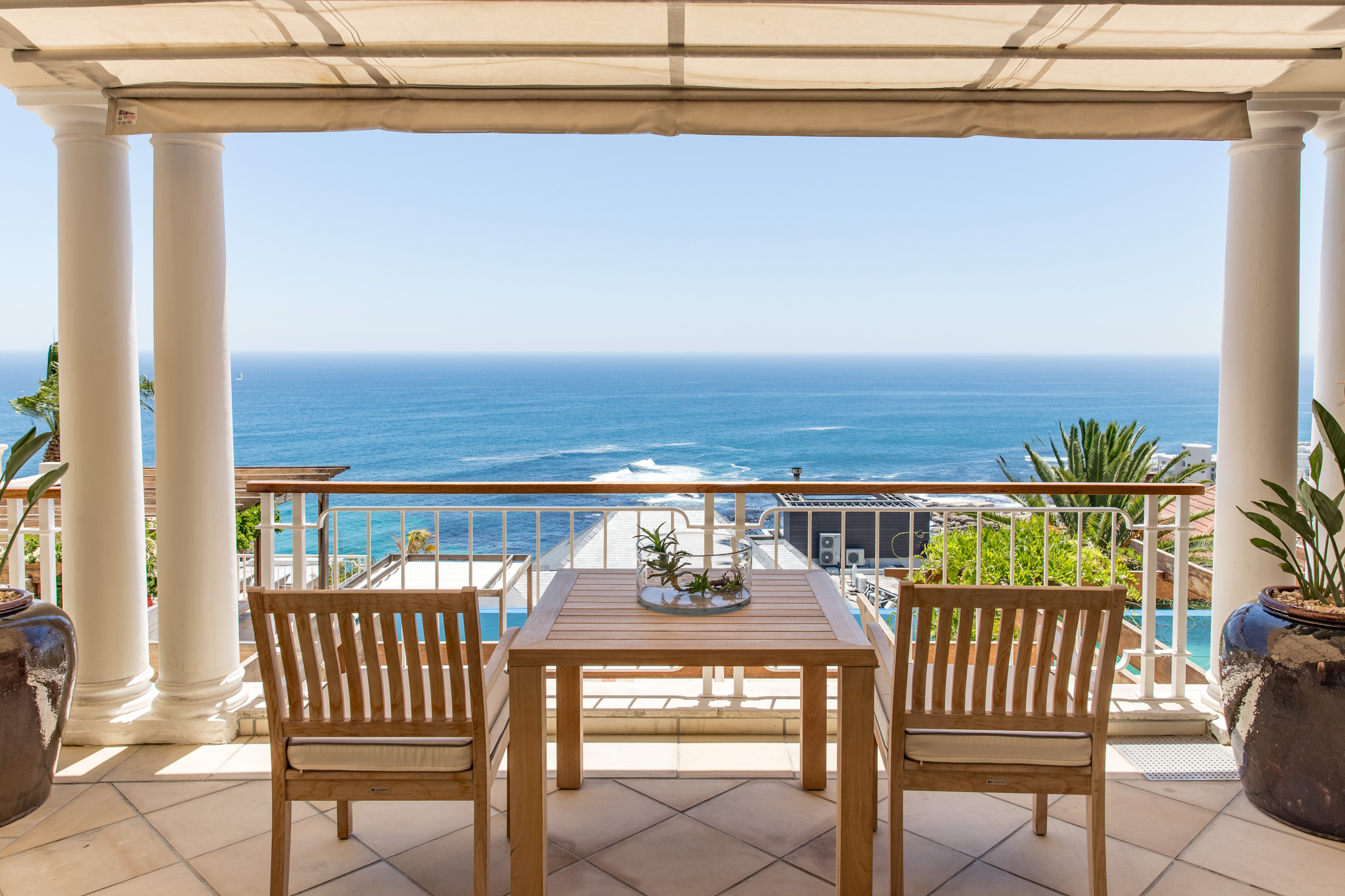 Breakfast Area / Balcony