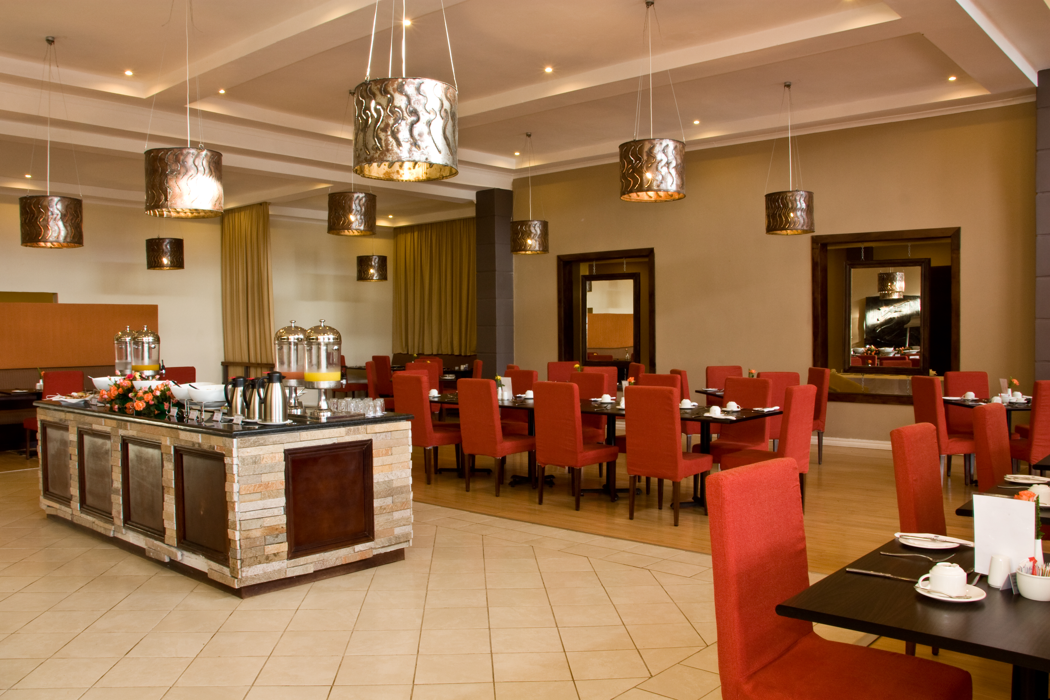 The Mulombe Restaurant serves breakfast, lunch and dinner  Offering either a la carte or buffet meals depending on the number of GUESTS.  The outside terrace area overlooking the spacious gardens and swimming pool offers an ideal venue for al fresco dining.  Kumana Lounge is the perfect bar area for a relaxed get together. 