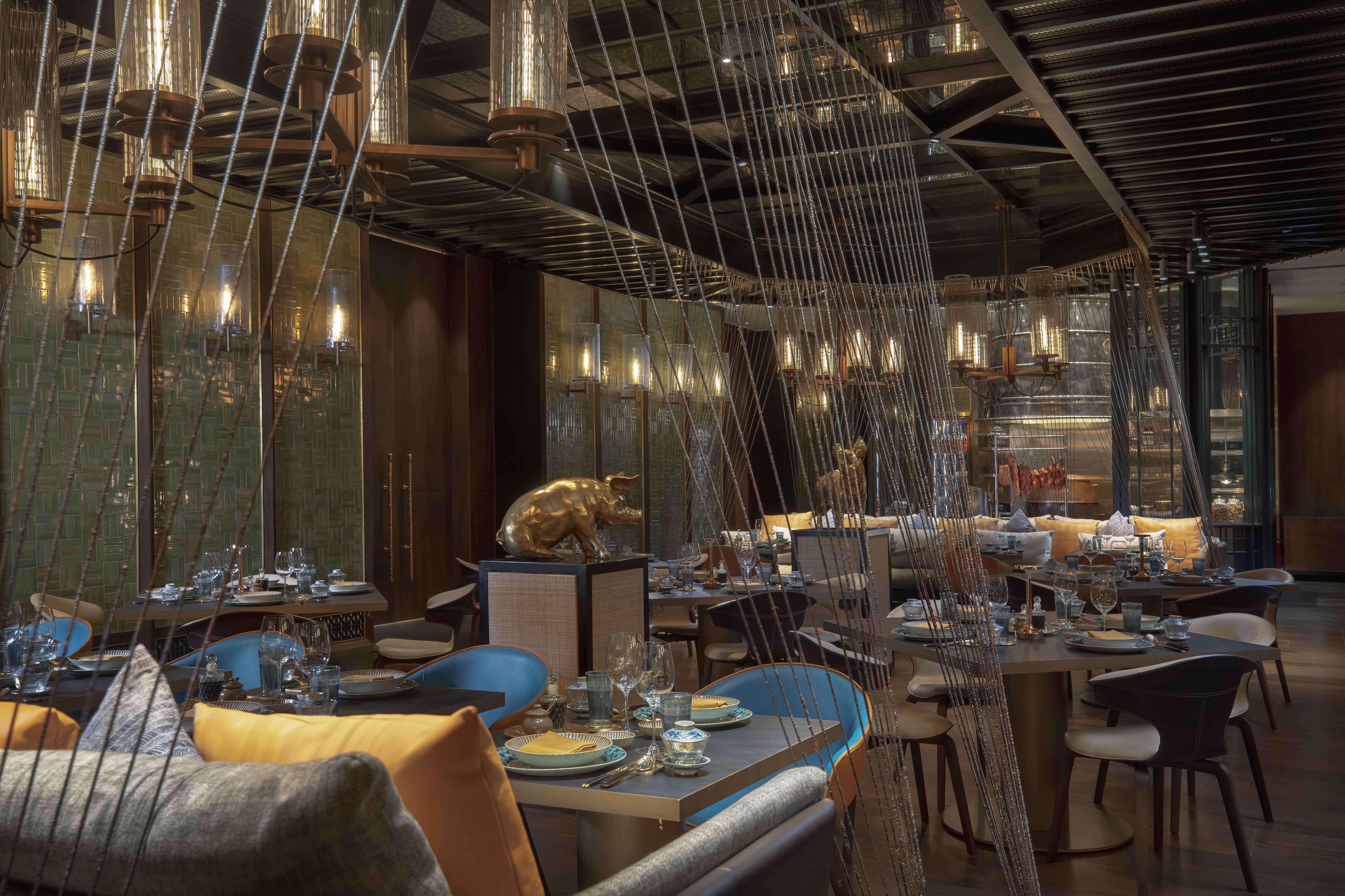 CONTEMPORARY TAKE ON AUTHENTIC CHINESE Zhan Liang presents a fine Chinese dining experience, focusing on signature Cantonese, Sichuanese and Northern Chinese cuisines. Uniquely featuring a premium Tea Library and a centerpiece roasting station.
