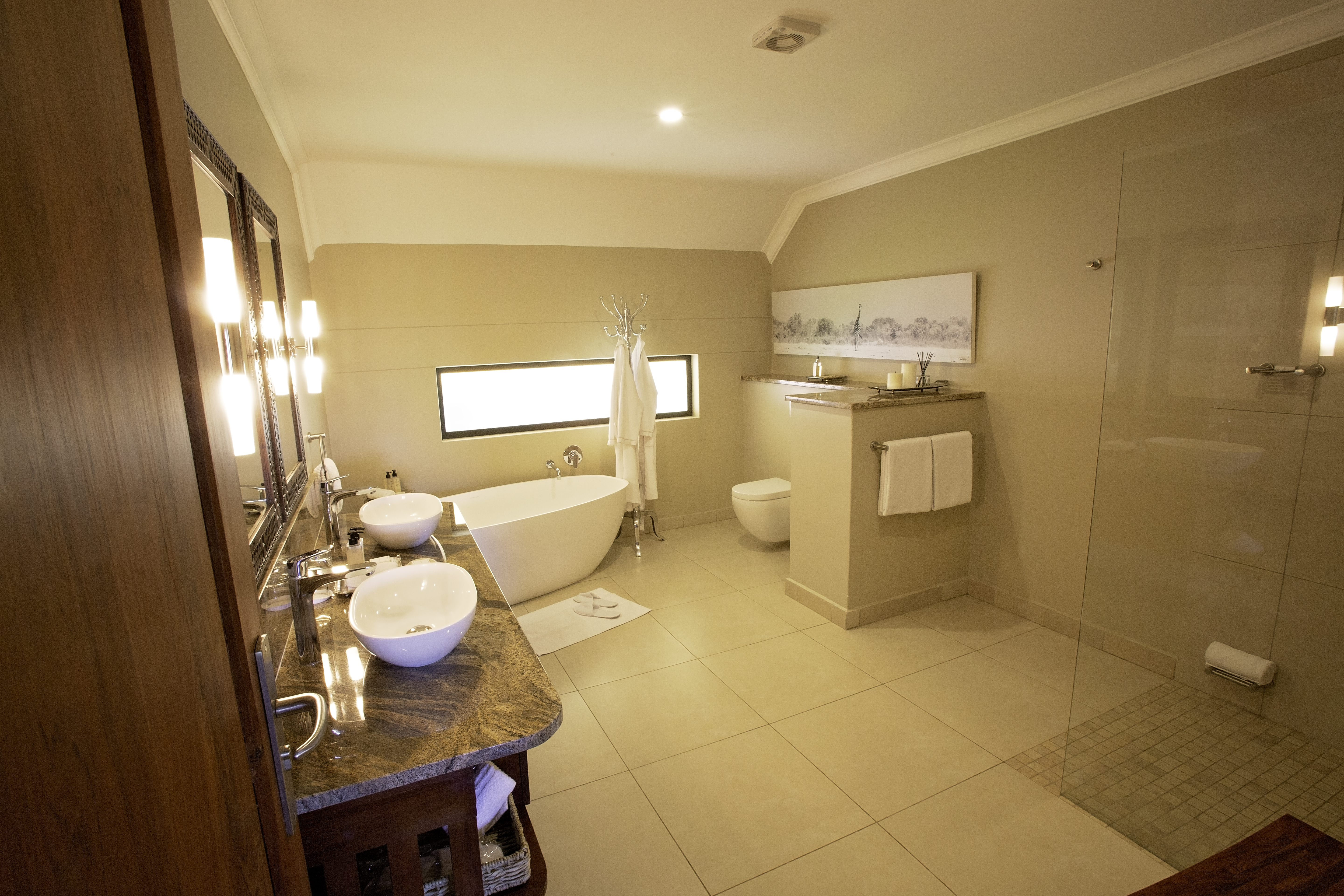 Strathearn Suite, bathroom with free standing bath