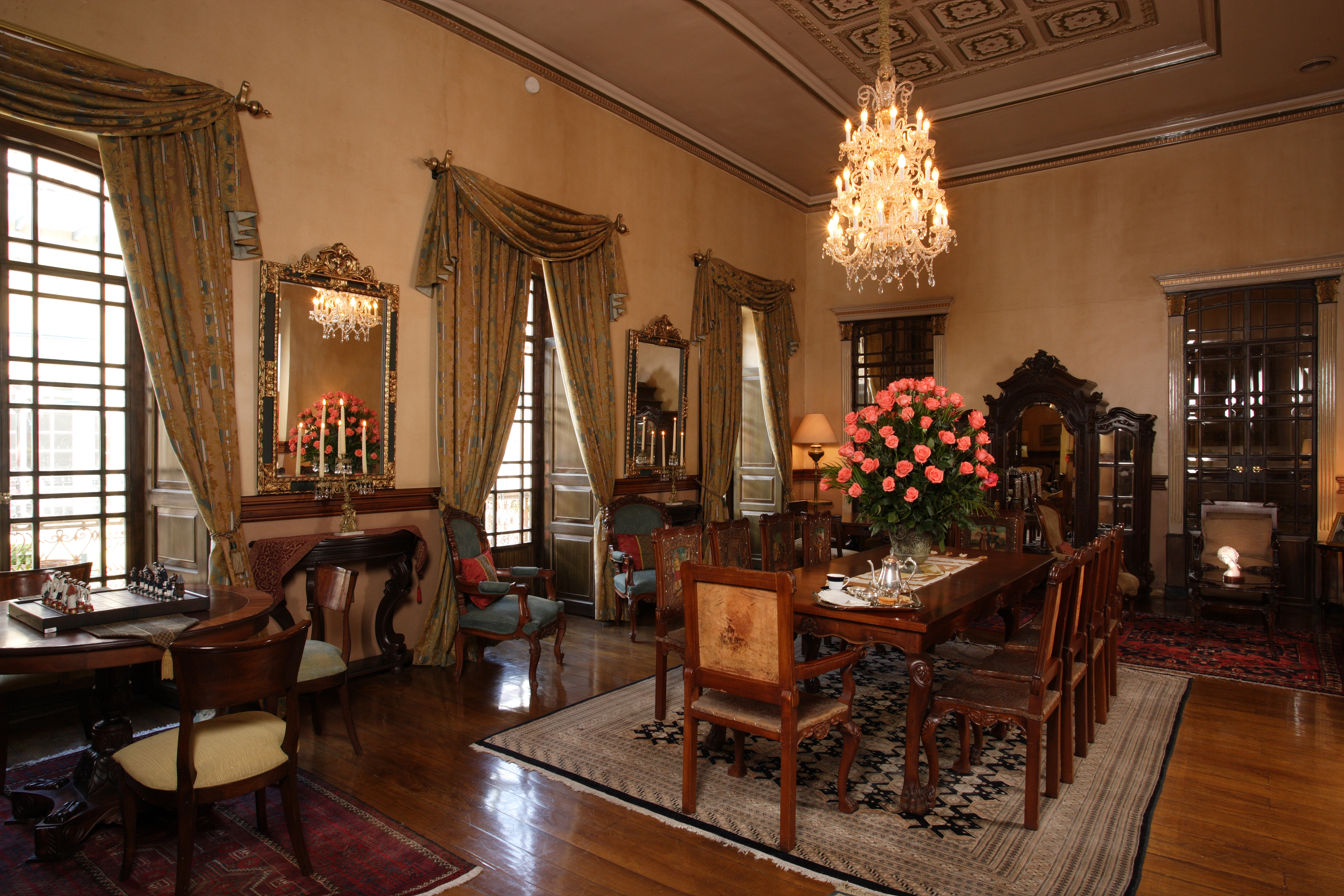 Salón Republicano, Transport to the 19th Century when visiting this space, where the life of Cuenca two centuries ago is recreated. Here one can enjoy a careful selection of furniture and artwork and a privileged view of the city from our traditional balconies. This room can seat a maximum of 30 people auditorium-style and 40 people sitting