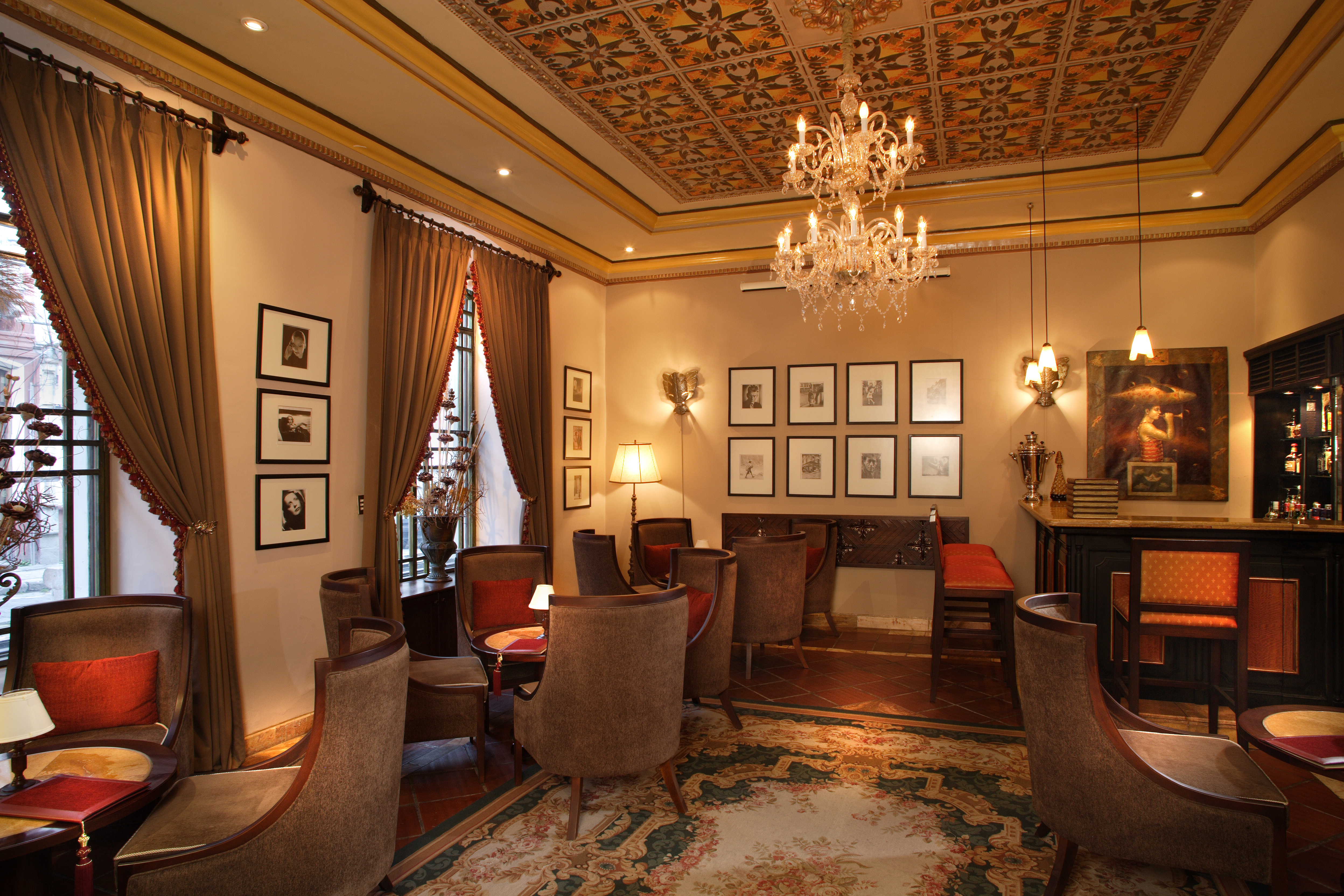 A classic bar in Cuenca. Enjoy cocktails and specialty drinks in an elegant atmosphere