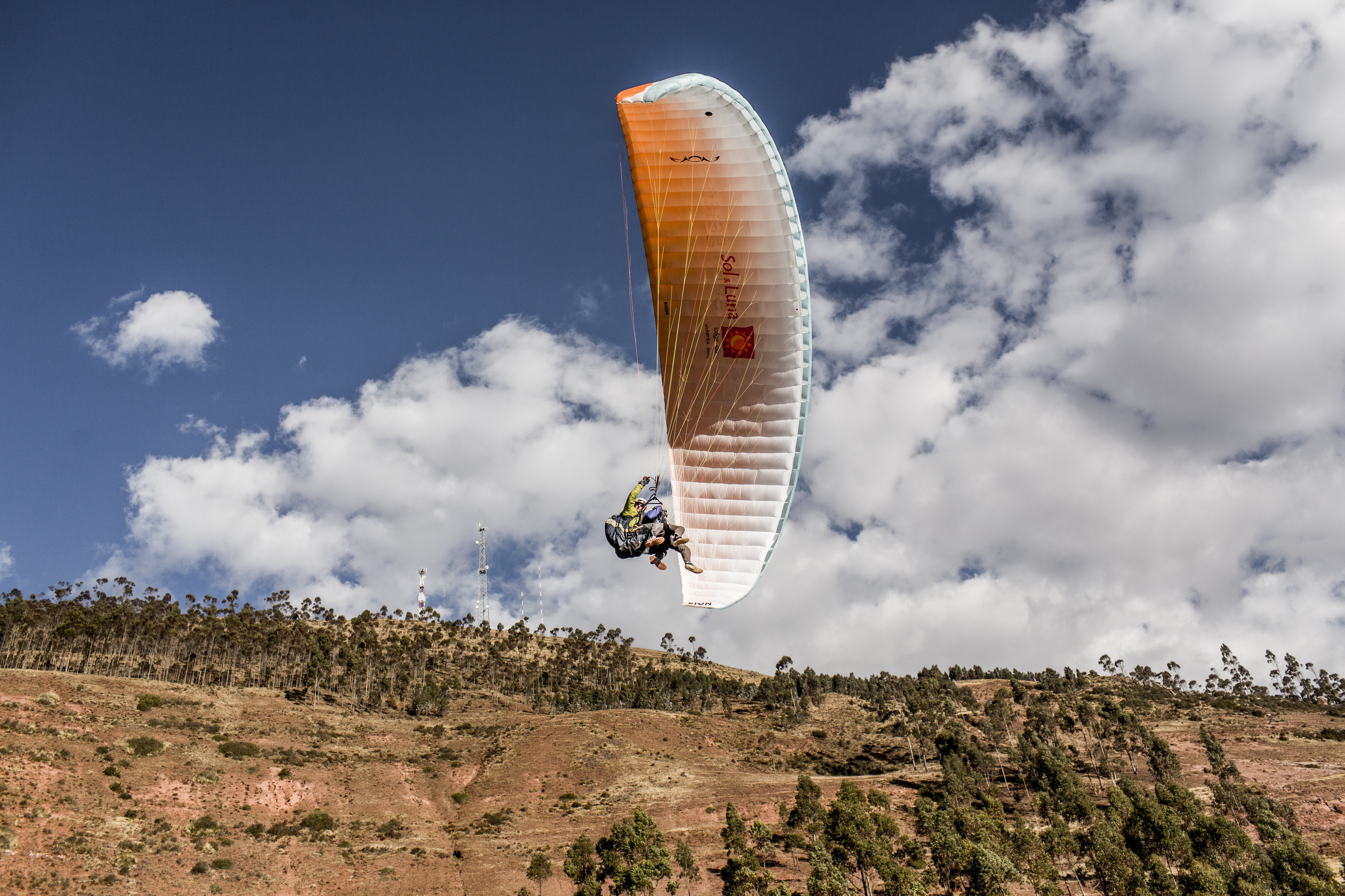 Paragliding, tandem flights over the Andes by Sol y Luna