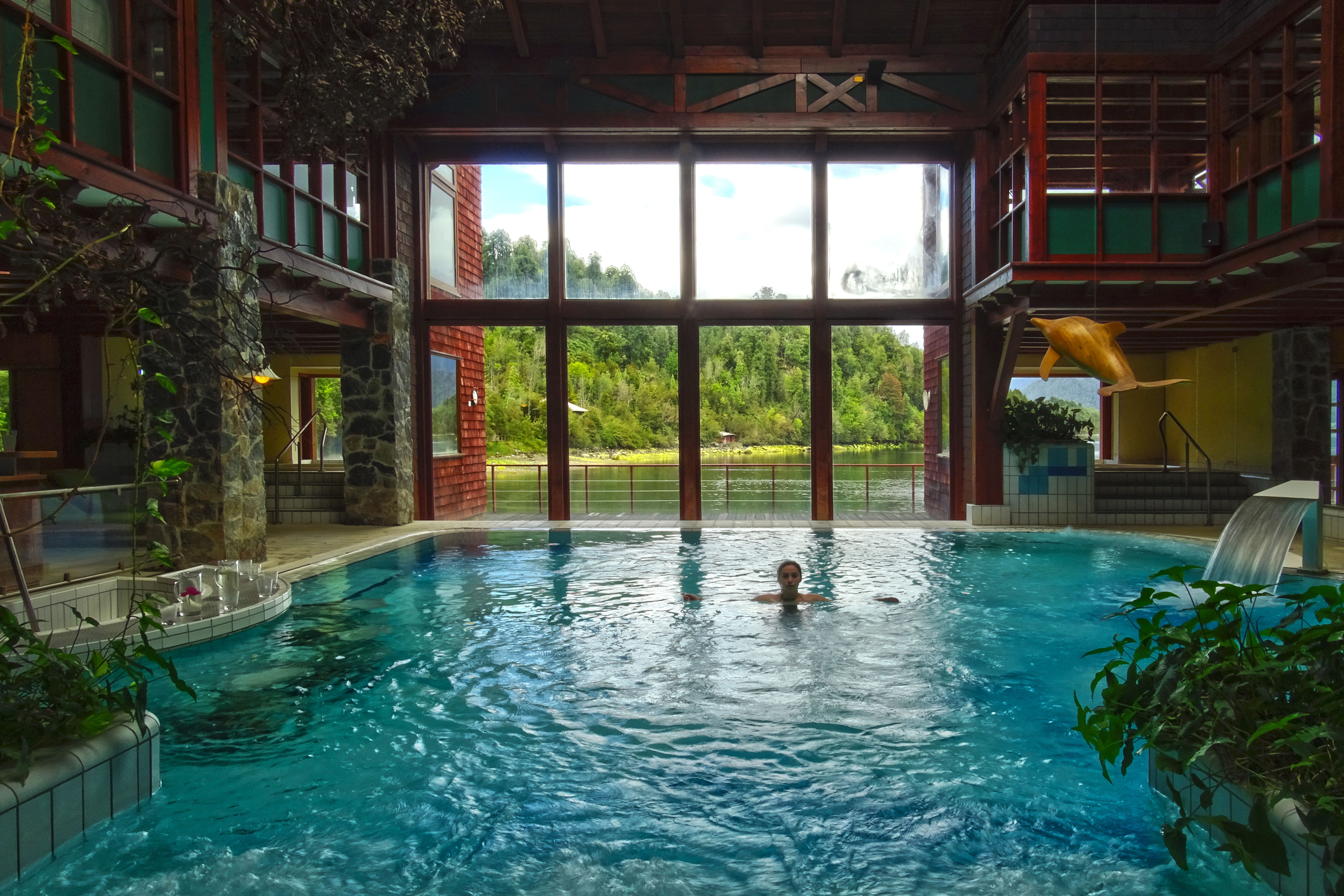 A space created with noble Patagonian woods that brings together the three type of waters that give life to our Lodge; water from the falls, water from the hot springs, and water from the sea. Together they create an environment that allows guests to disconnect from everyday life and relieve the body and mind of the discomforts is produces.