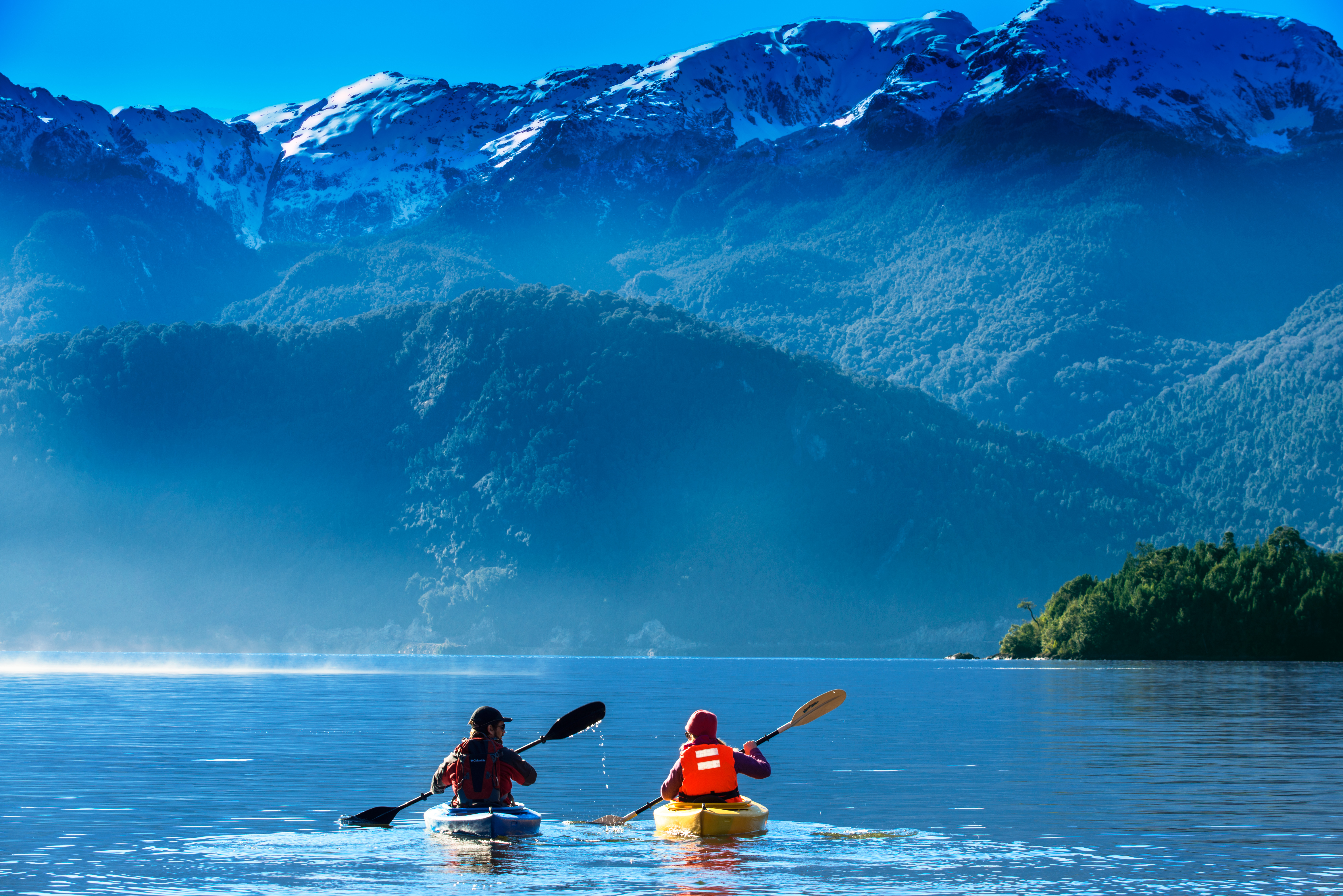 It could be the adventure behind kayaking through canals and in between islands; encounters with bottlenose dolphins and sea lions, the observation a wide variety of seabirds; or the walk through the lush evergreen forest and novelistic lichens, fungi, mosses, ferns and flowers that finally give way the spectacular panoramic views of the sector where glaciers and lagoons take on leading roles. 