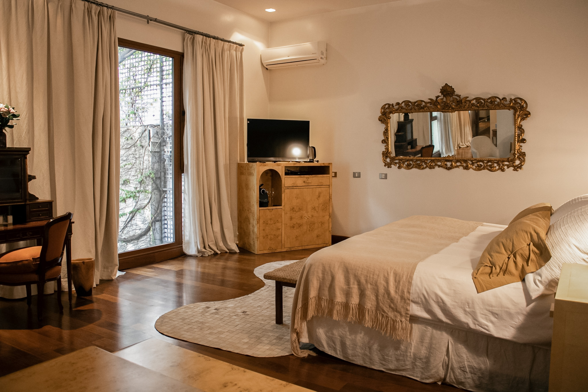 With a welcoming Living Room and an impressive view to the gardens, it counts with a private terrace.