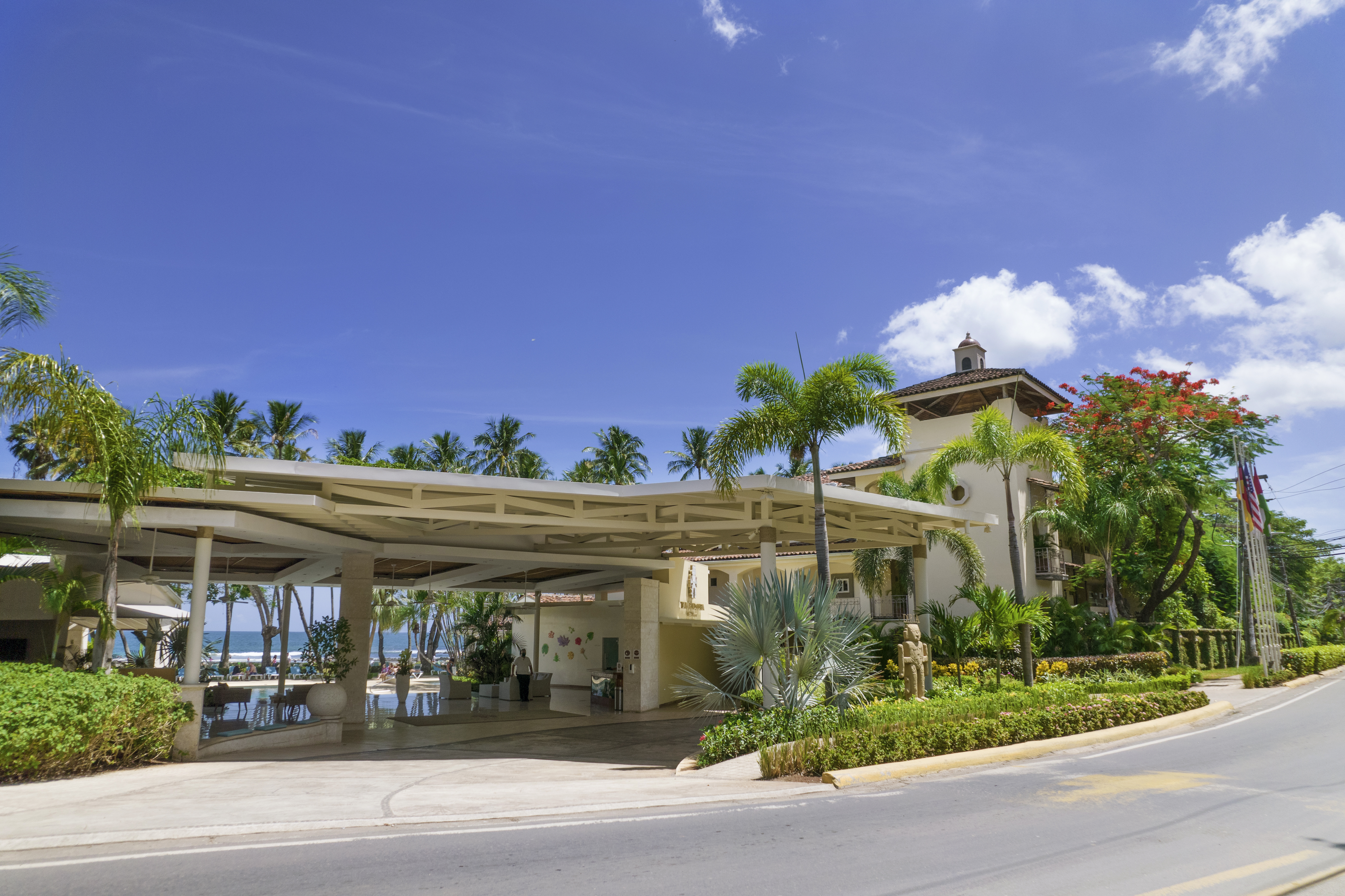 Welcome to one of Costa Rica´s most iconic beachfront resorts, located right in the heart of Playa Tamarindo!