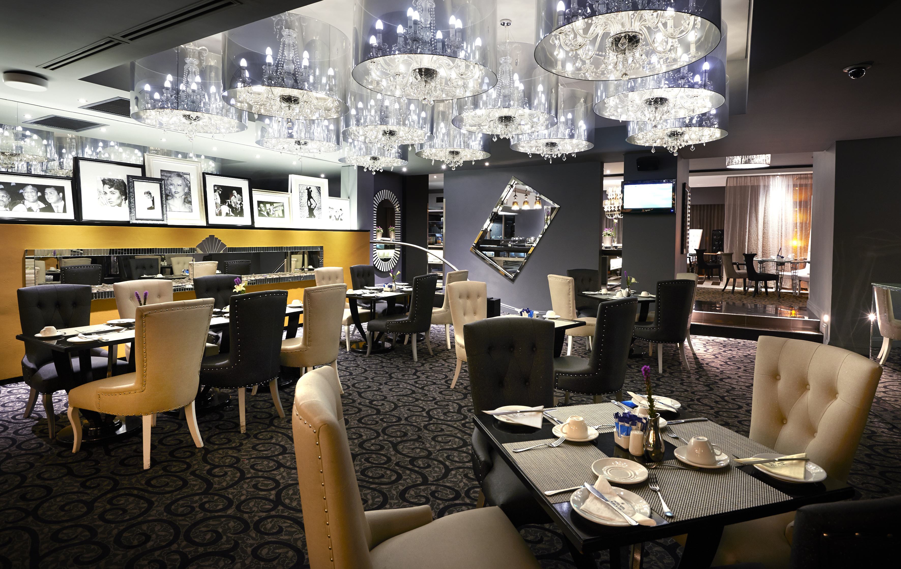 Nobody can afford to be without class in Hollywood, so make sure you're seen dining out in our chic restaurant.   We serve haute cuisine breakfasts, lunches and dinners in the limelight or backstage in the terrace area overlooking the pool, but our fame resounds in our succulent hamburgers and gourmet milkshakes.