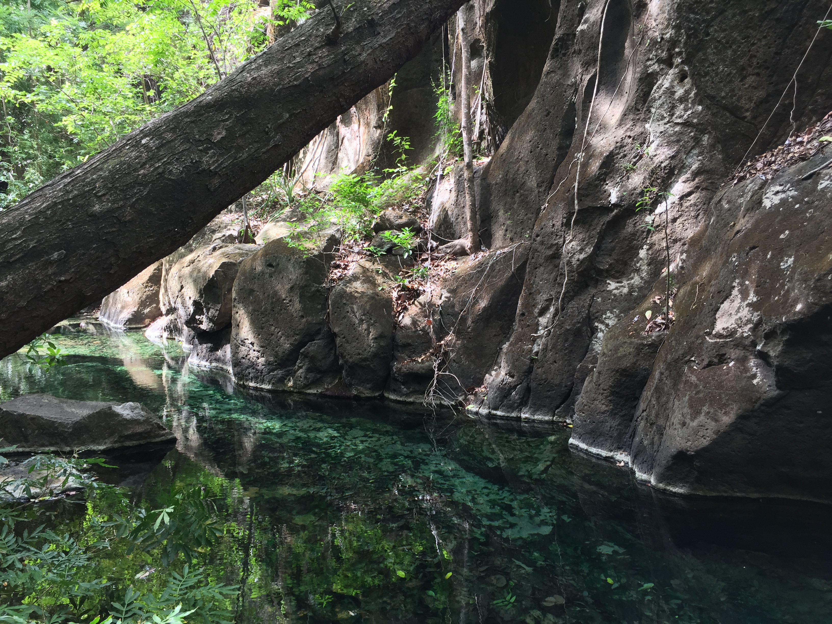 1 mile long thermal river with dozens of natural pools