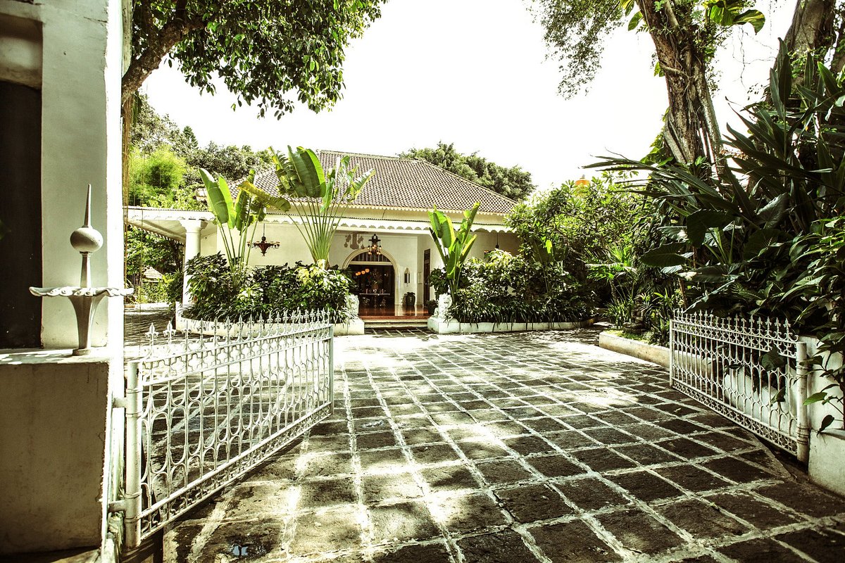 Tugu Blitar, Malang | Timbuktu Travel