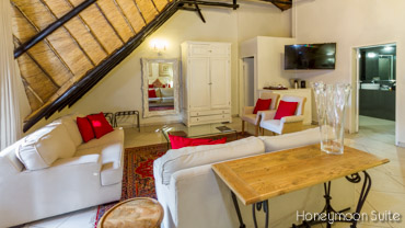 L) Executive Suite (Honeymoon Suite)