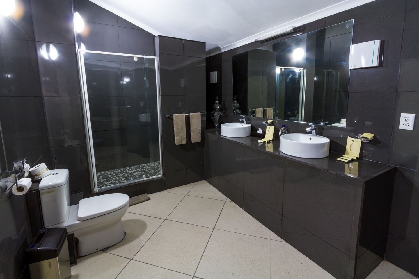 L) Executive Suite (Honeymoon Suite)