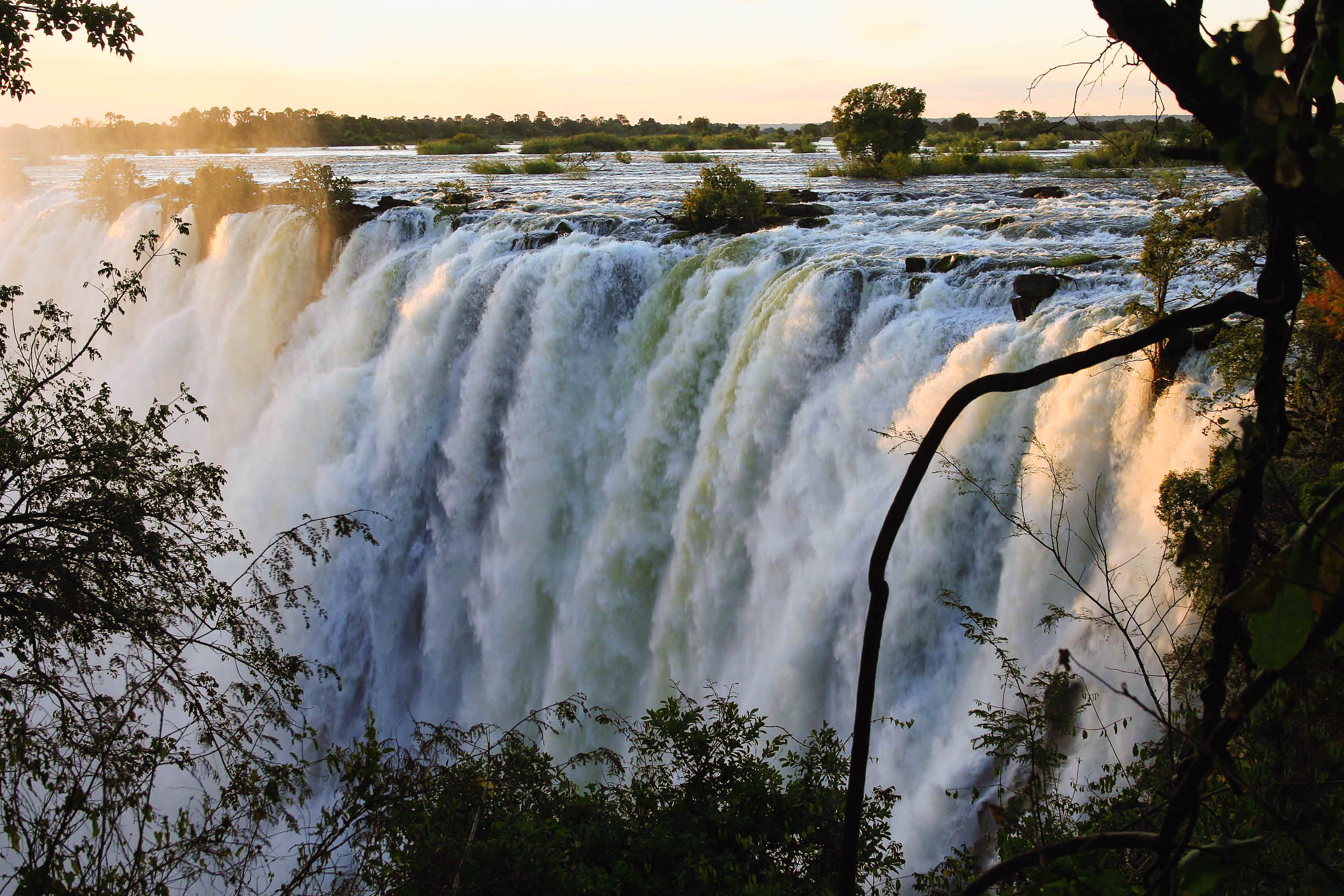Wildlife & waterfalls: classic Zimbabwe